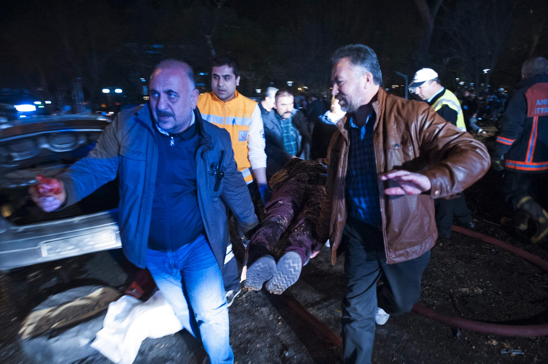 SÅREDE: Mennesker bærer vekk en av de sårede etter eksplosjonen i Ankara søndag kveld. 