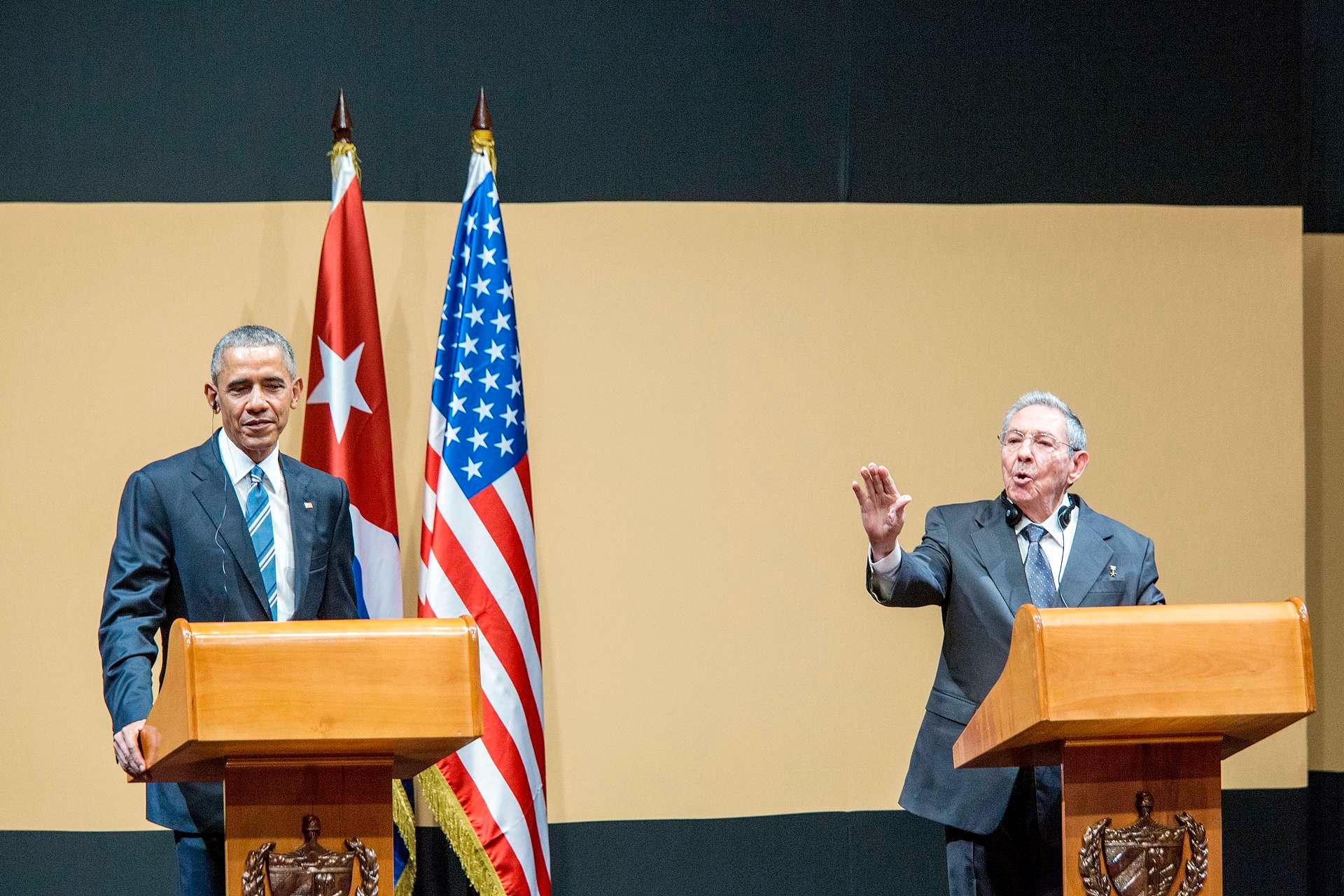 Raul Castro ble synlig irritert da han ble stilt spørsmål om politiske fanger, mens Obama trakk på smilebåndet.