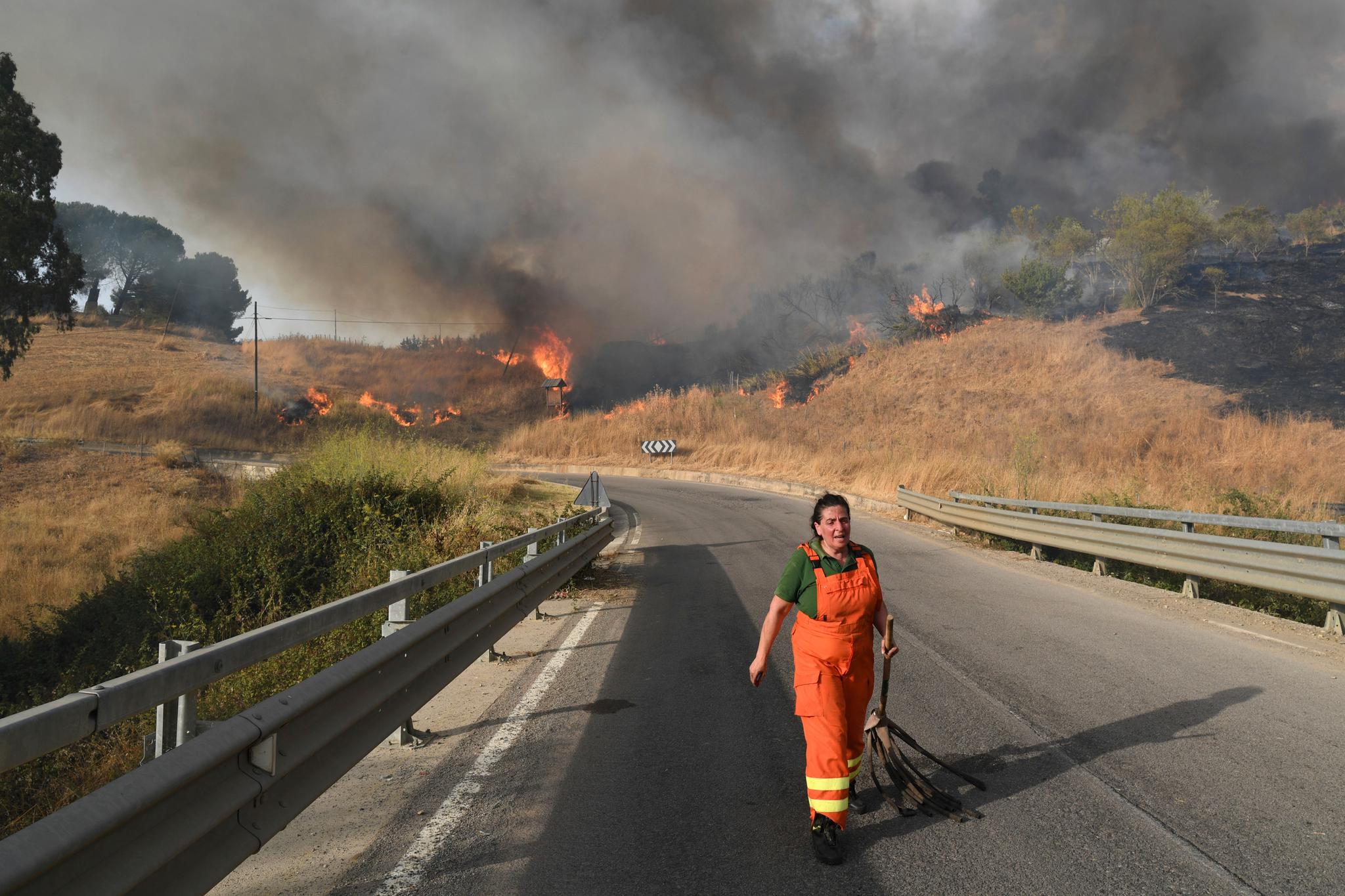 Det brenner i vegetasjonen mange steder i Italia. Her kjemper brannmannskaper mot en brann i Blufi på Sicilia. 