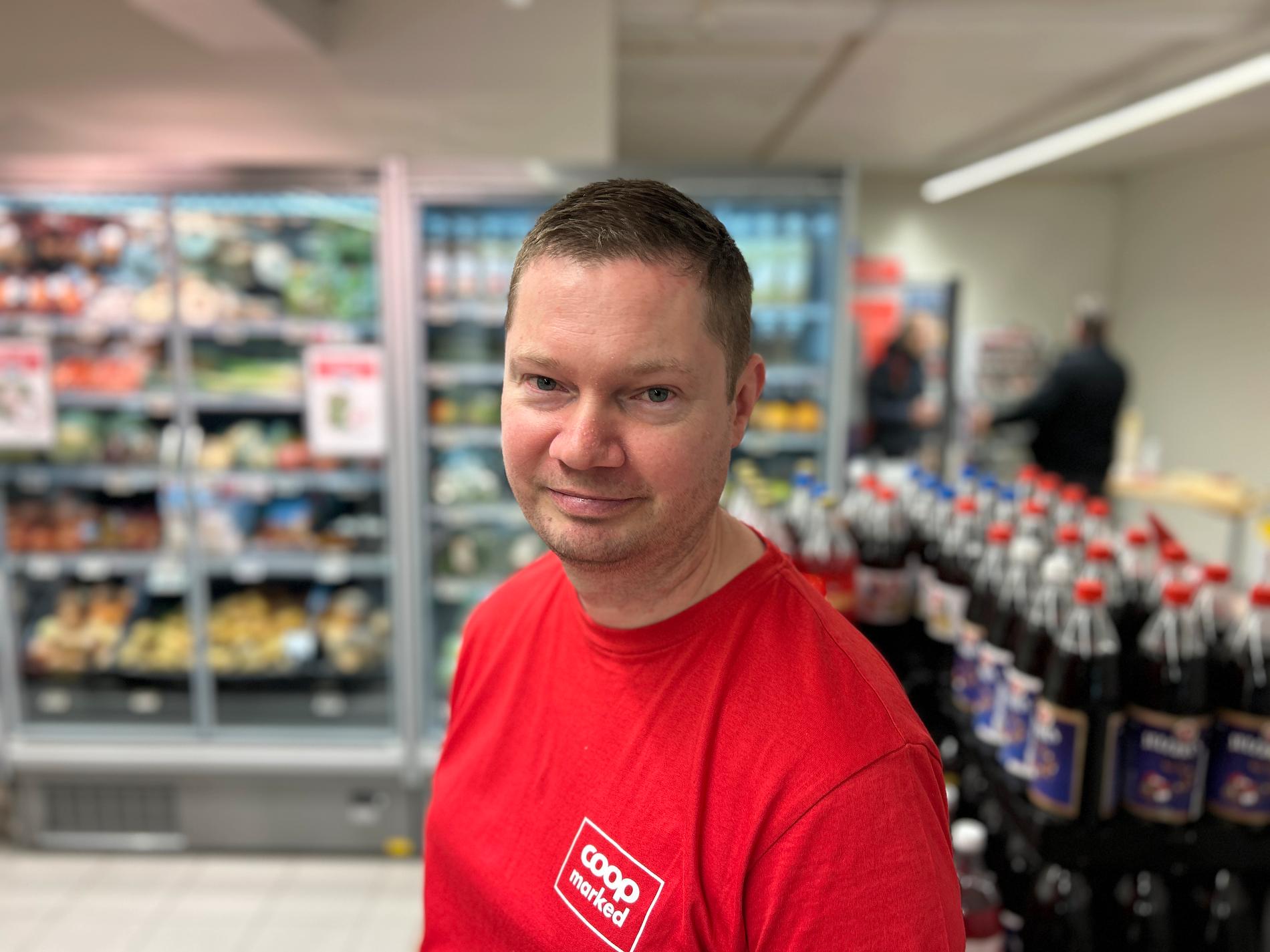 Andreas Tessem er butikksjef på Coop Extra i Østhusvik, og har søkt om lov til å selje alkohol når butikken er sjølvbetent. 