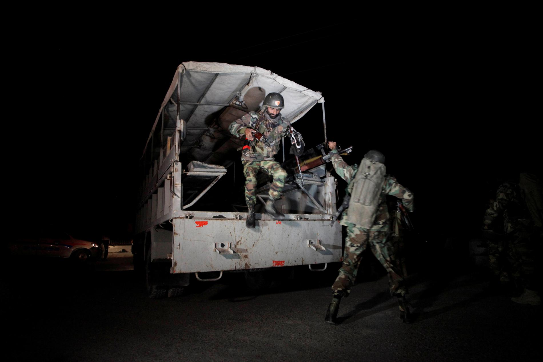 OMRINGET OMRÅDET: Pakistanske tropper utenfor politiskolen i Quetta mandag.