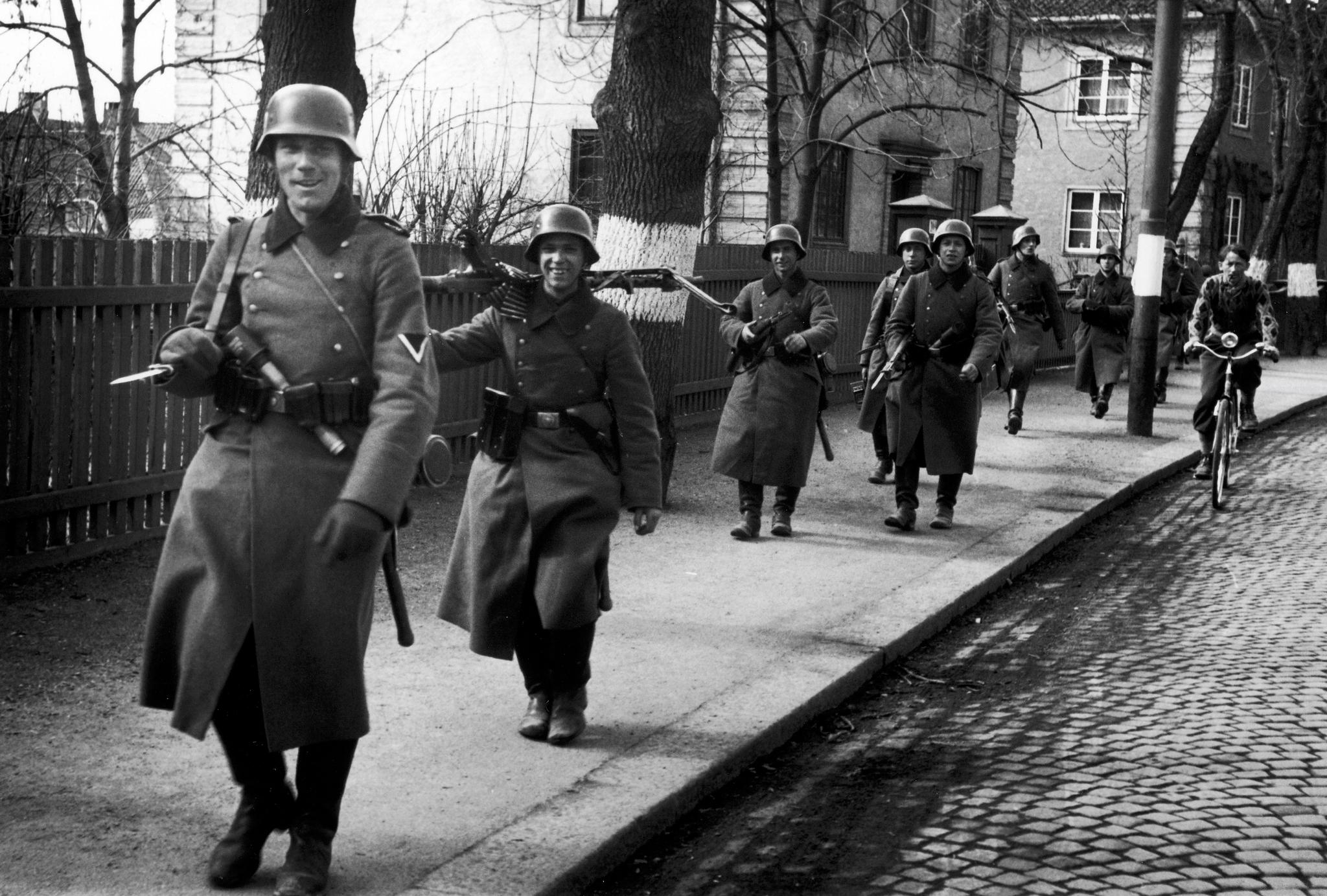 Tyske soldater spaserer fra Fornebu til Oslo 9. april.