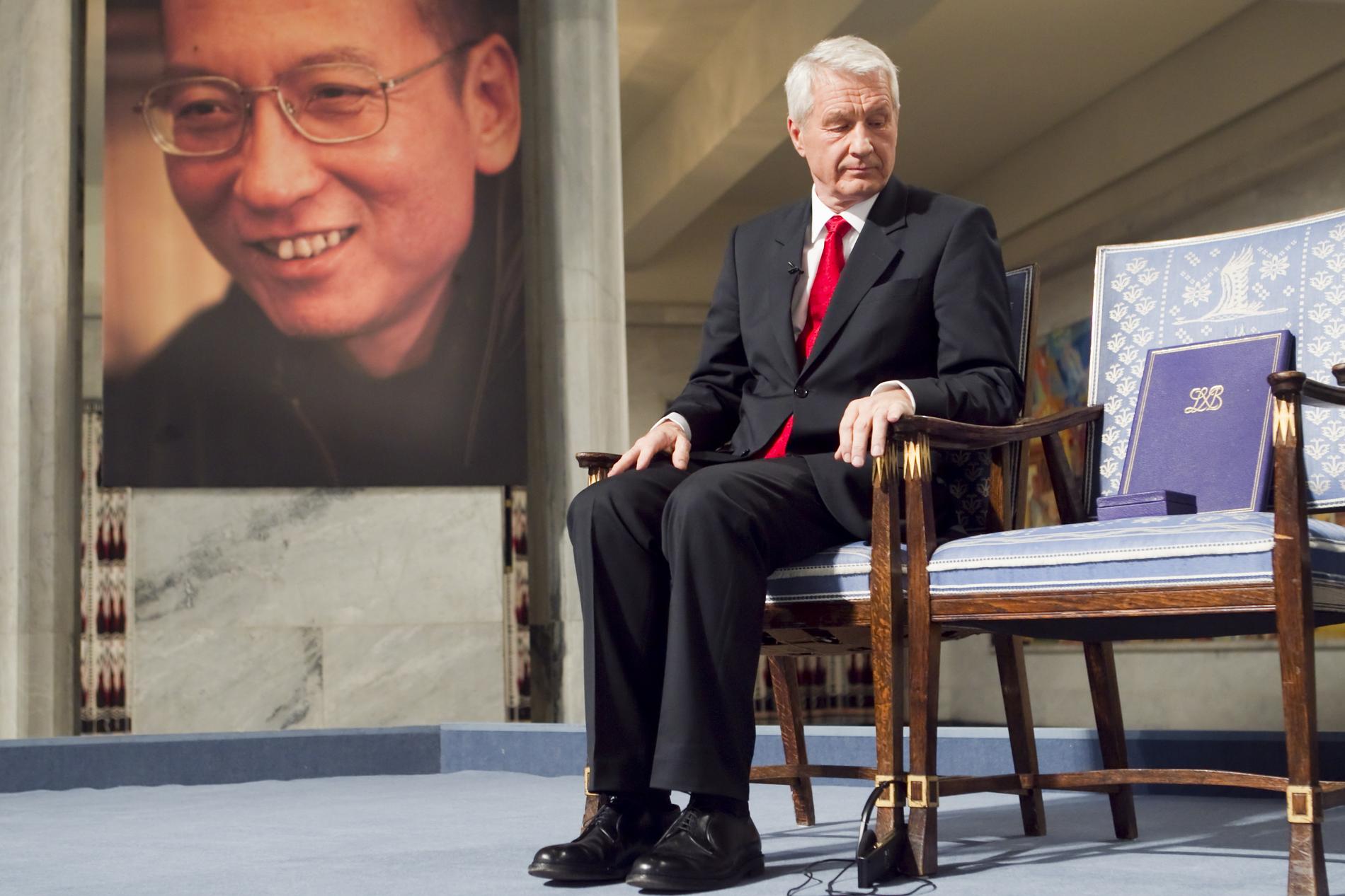 IKKE TIL STEDE: Tidligere leder av Nobelkomiteens, Thorbjørn Jagland, under fredsprisseremonien i Oslo rådhus i 2010. Liu Xiaobo var representert med en ledig stol på podiet under seremonien, ettersom han satt fengslet i Kina. 