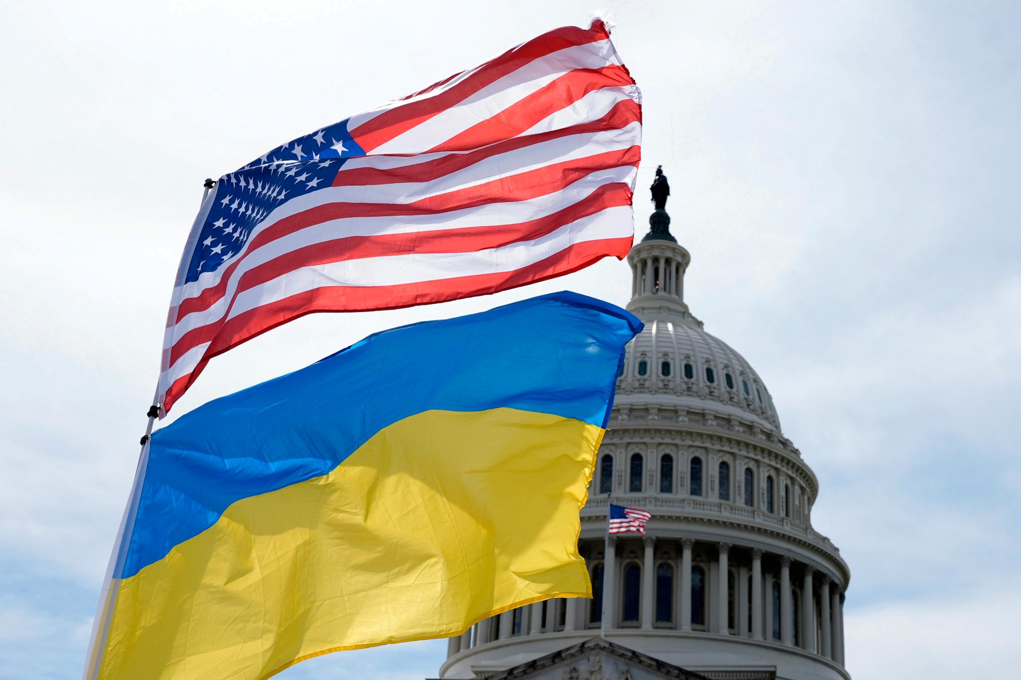 Utenfor USAs kongress vaiet det amerikanske og ukrainske flagg i vinden tirsdag.