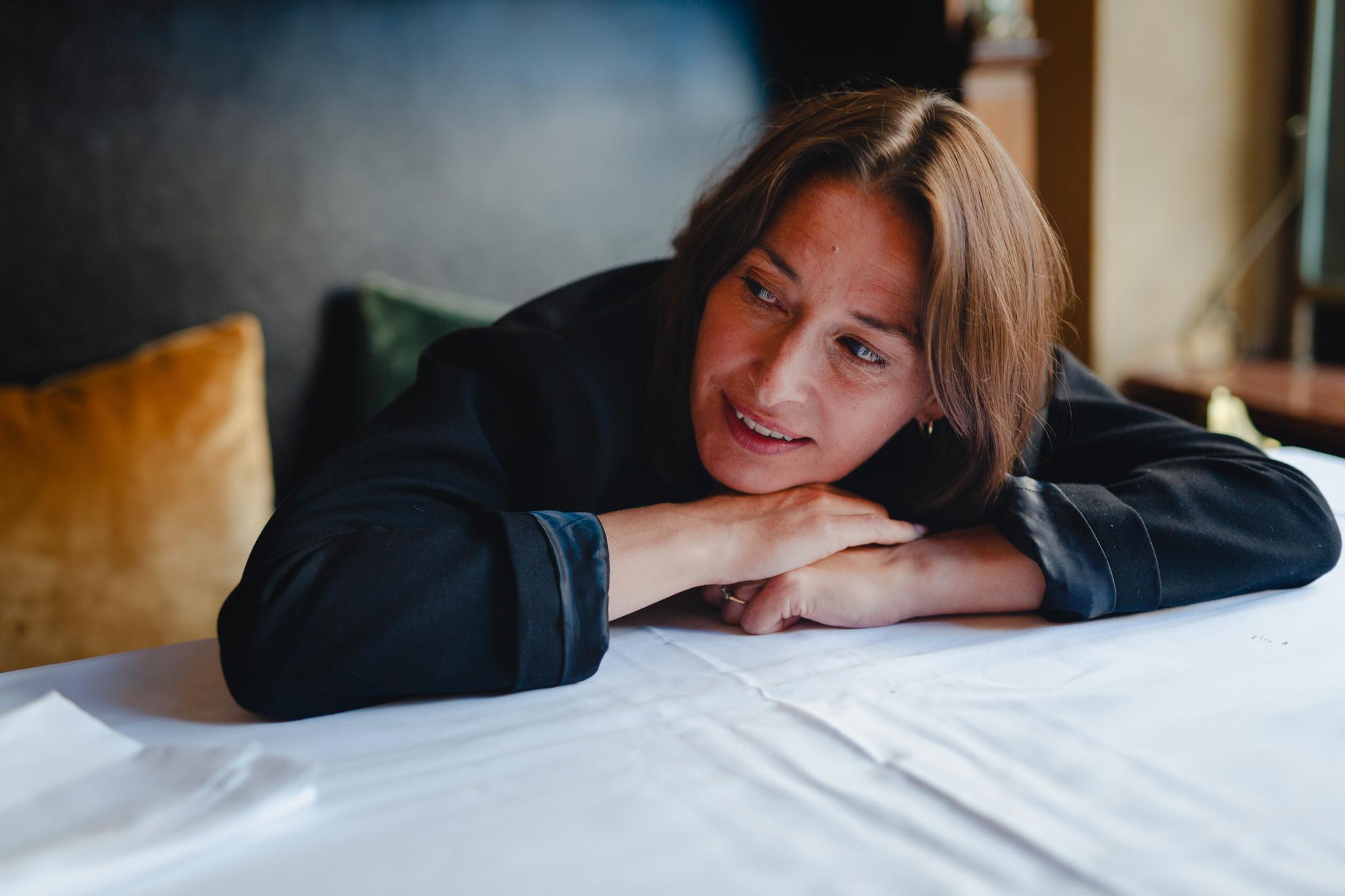 Gift kvinne forelsker seg i ung asylsøker: – Vi har alle noen sider i oss som egentlig ikke tåler dagens lys