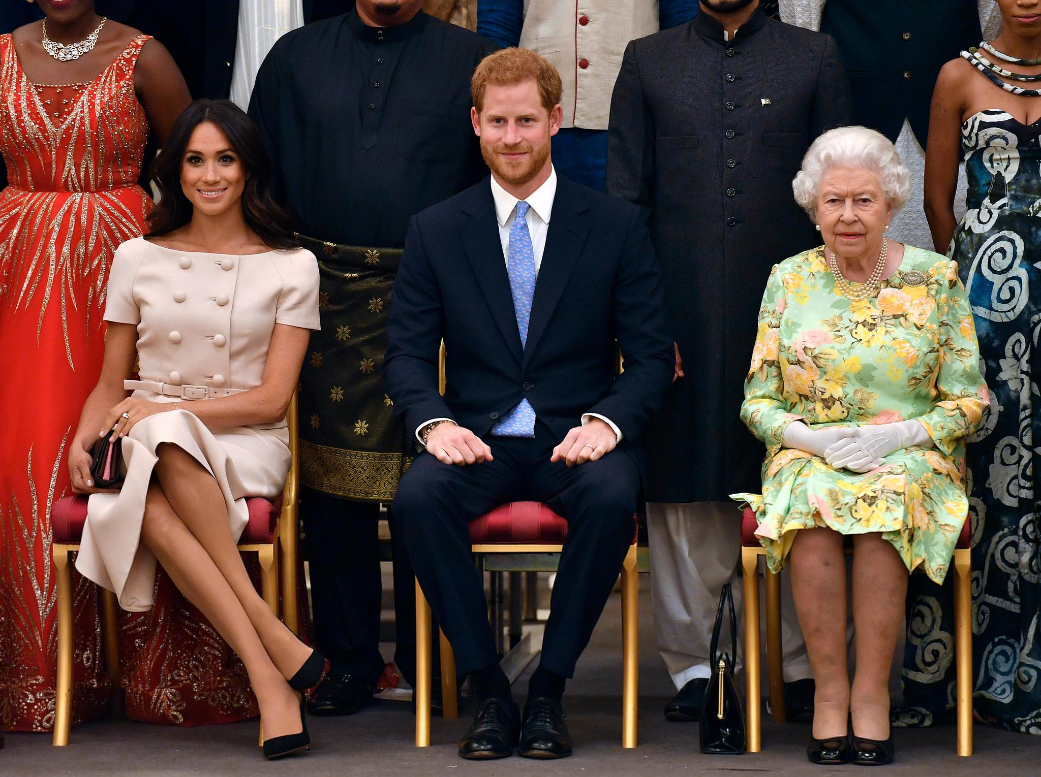 Prins Harry og hertuginne Meghan med dronning Elizabeth under markering i Buckingham Palace i London i juni 2018.