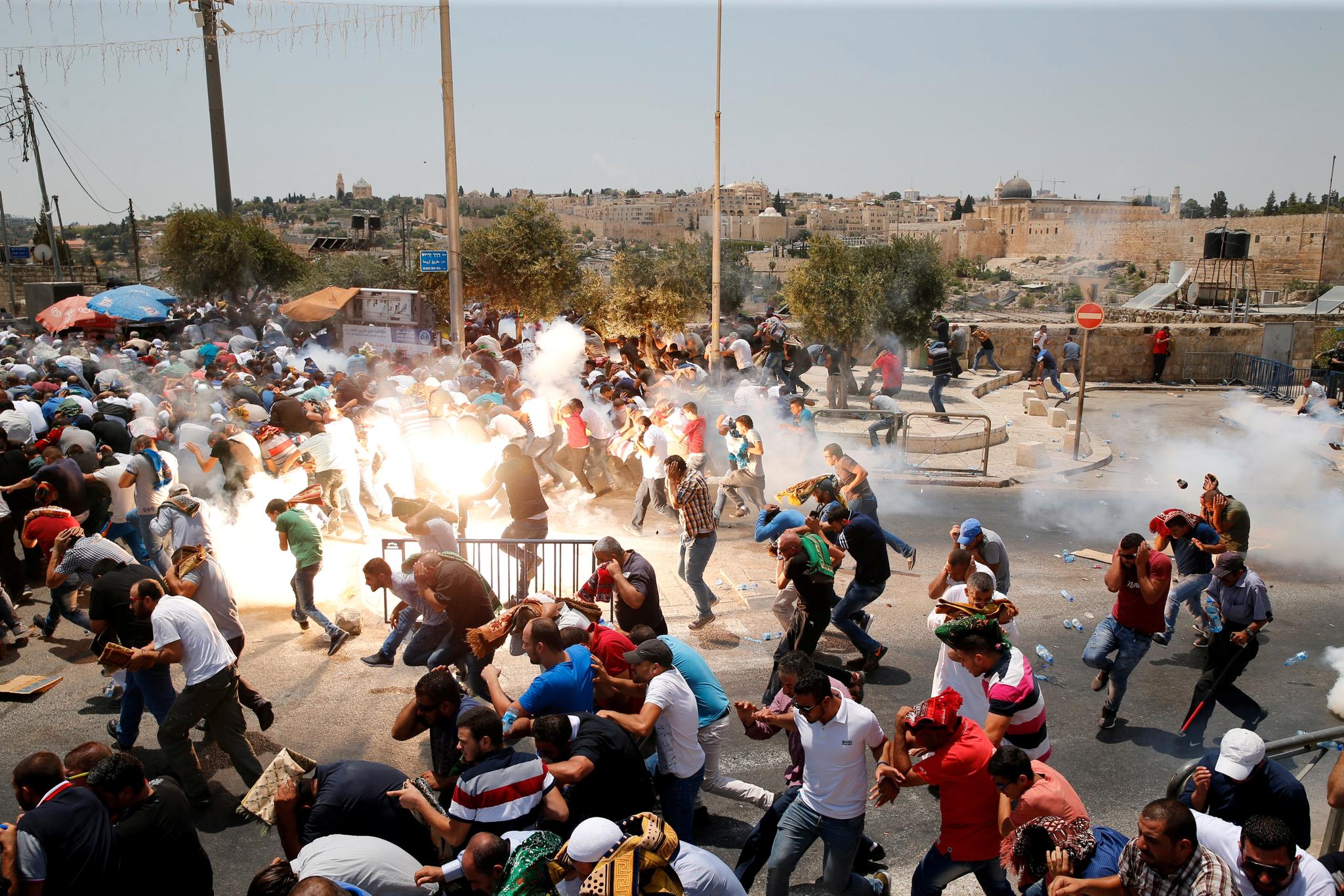 Israelsk politi og soldater skjøt tåregassgranater mot palestinske demonstranter utenfor gamlebyen i Jerusalem fredag. 