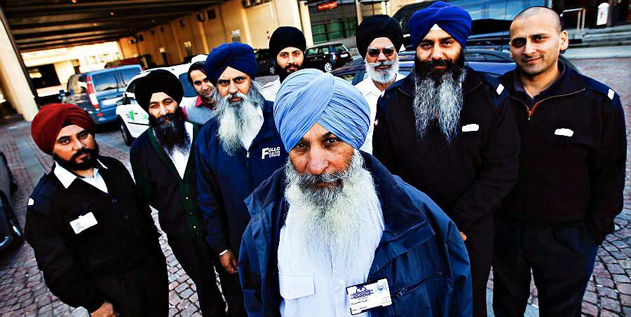 Ravinder Singh (foran) får solid støtte fra taxikolleger både med og uten turban. Fra venstre: Harvinder Singh, Malkit Singh, Gurprit Singh (delvis skjult), Kashmir Singh Boparai, Harpal Singh, Rajinder Singh, Darbara Singh og Amar Latif.
