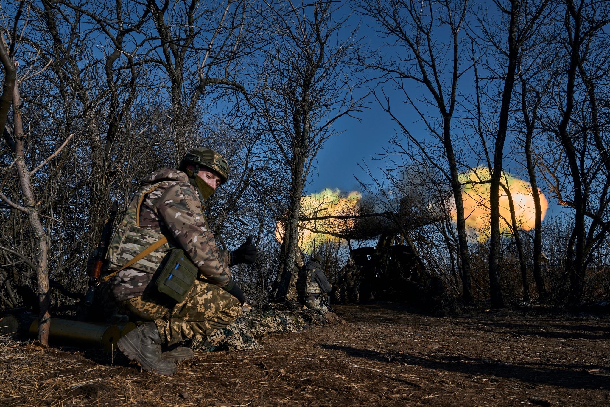 Ukrainske artillerister skyter mot russiske posisjoner ved Bakhmut-fronten 8. februar.