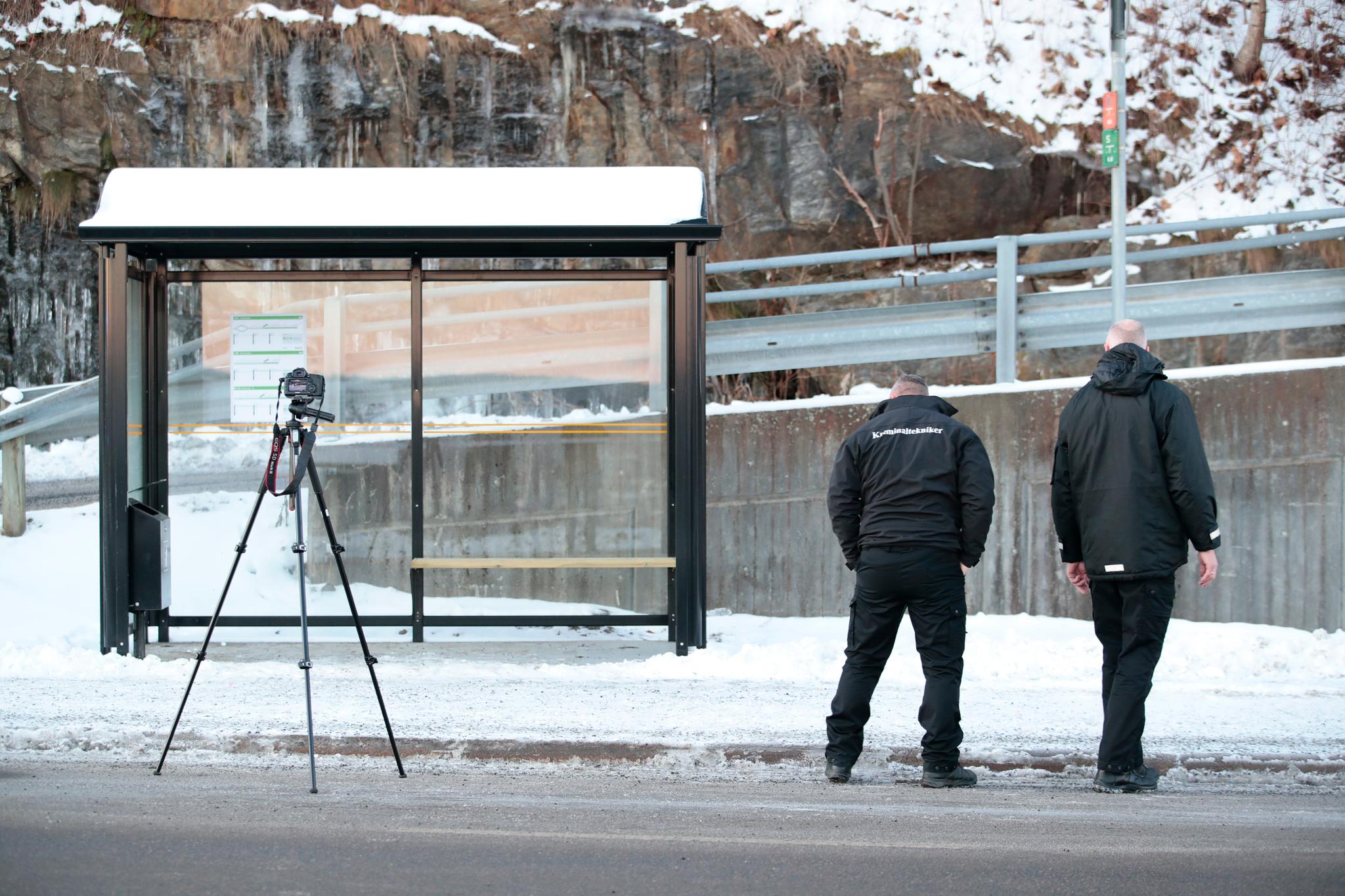  Kvinnen ble stukket ned på bussholdeplassen Hagastuen ved Øvre Rælingsvei i Rælingen i Akershus mandag morgen. Politiet fikk beskjed om hendelsen klokken 7.19. 