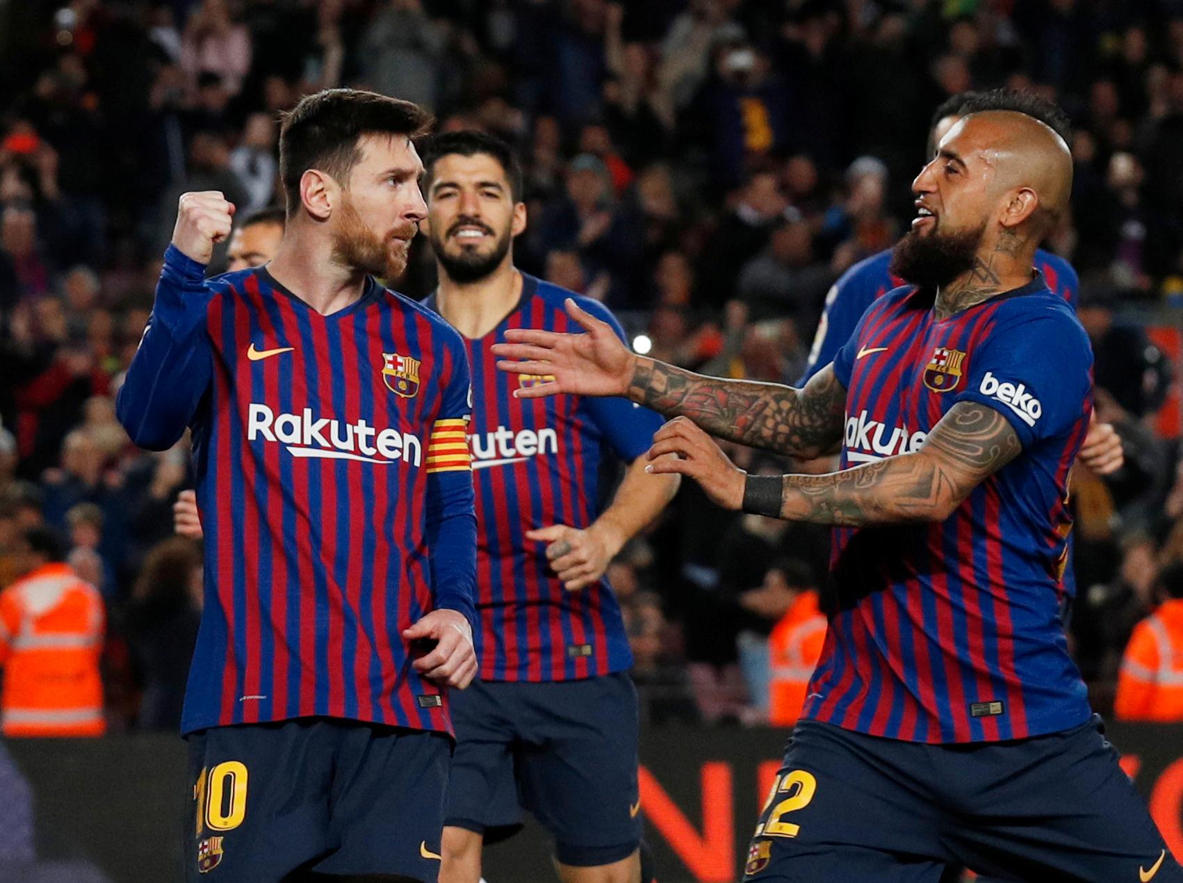 Lionel Messi (til venstre) og Luis Suárez fortsetter å bøtte inn mål for Barcelona. Arturo Vidal til høyre.