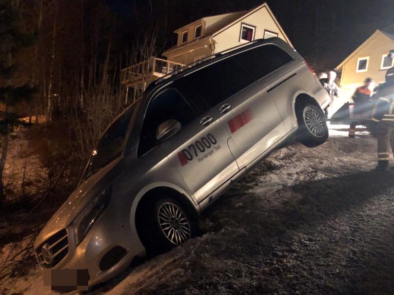 UHELDIG: En taxi kjørt utfor de glatte vinterveiene i Norheimsund. 