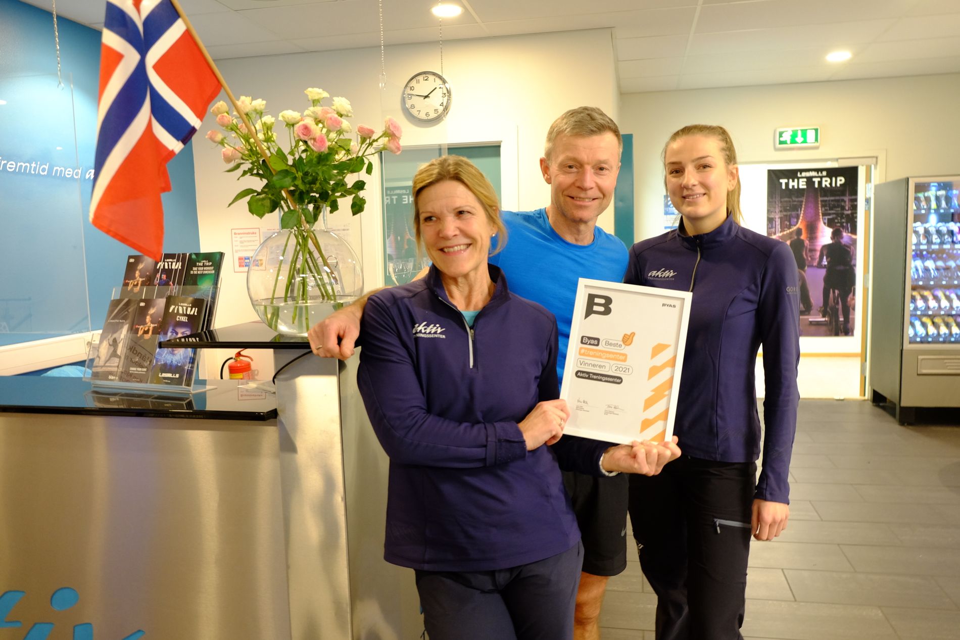 Hans Havik, Tove Skarnes Havik og Mari Amdalsrød Hognestad var alle veldig glade for at Aktiv Treningssenter ble #byasbeste treningssenter 2021, etter flere år som nominert.