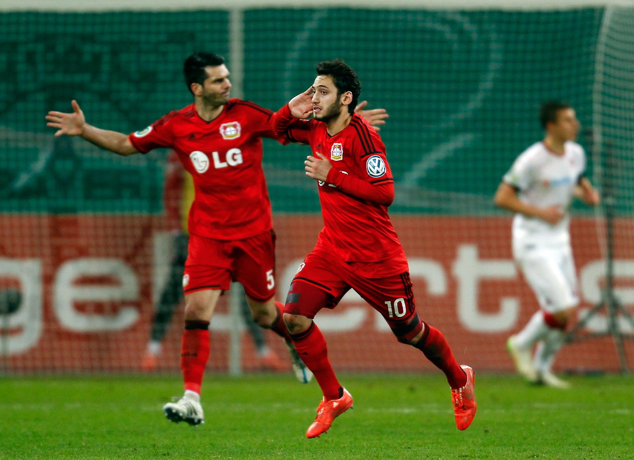 Hakan Calhanoglu jubler etter å ha satt inn Leverkusens ledermål mot Kaiserslautern i cupen.