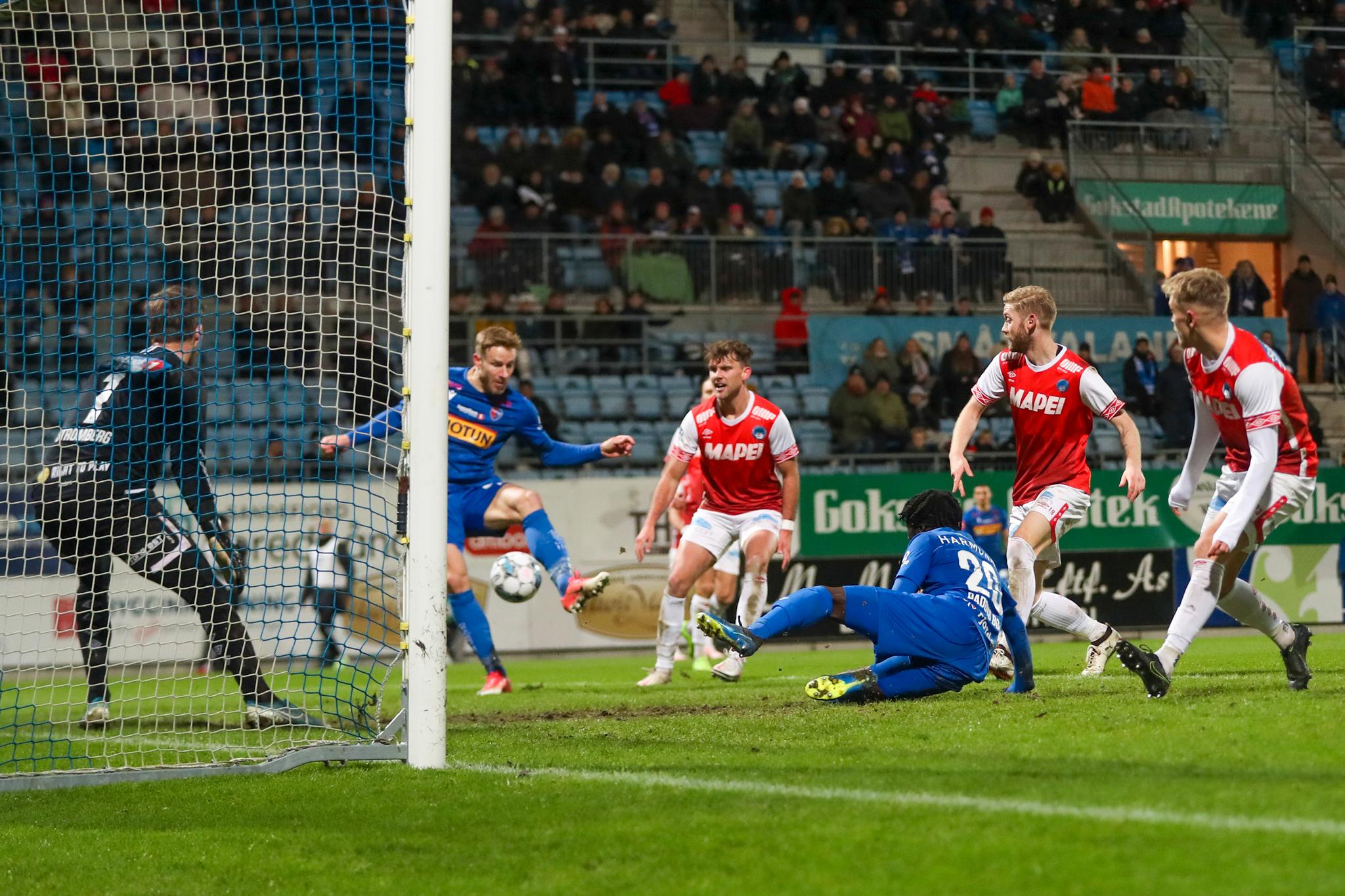 SPIKREN I KISTA: Alexander Ruud Tveter setter ballen i nettet til 3–0.