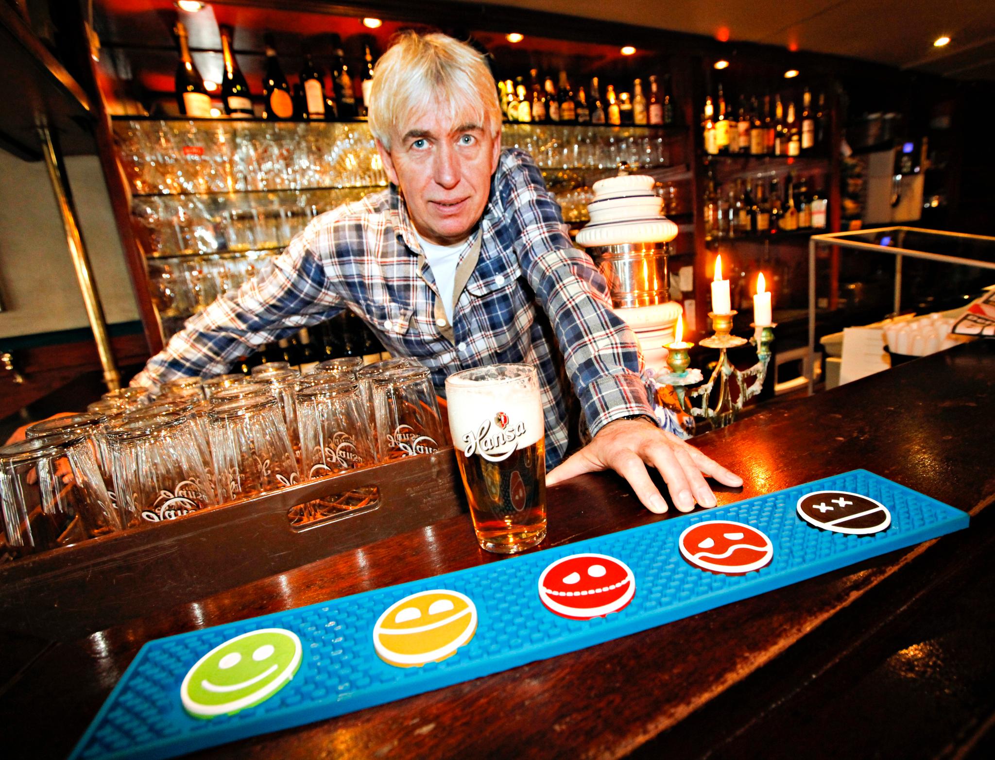 Daglig leder Bjørn Magnussen bak baren i 2013. Han er forberedt på storinnrykk og festivalstemning neste helg. Mange kommer langveisfra for å ta avskjed. 