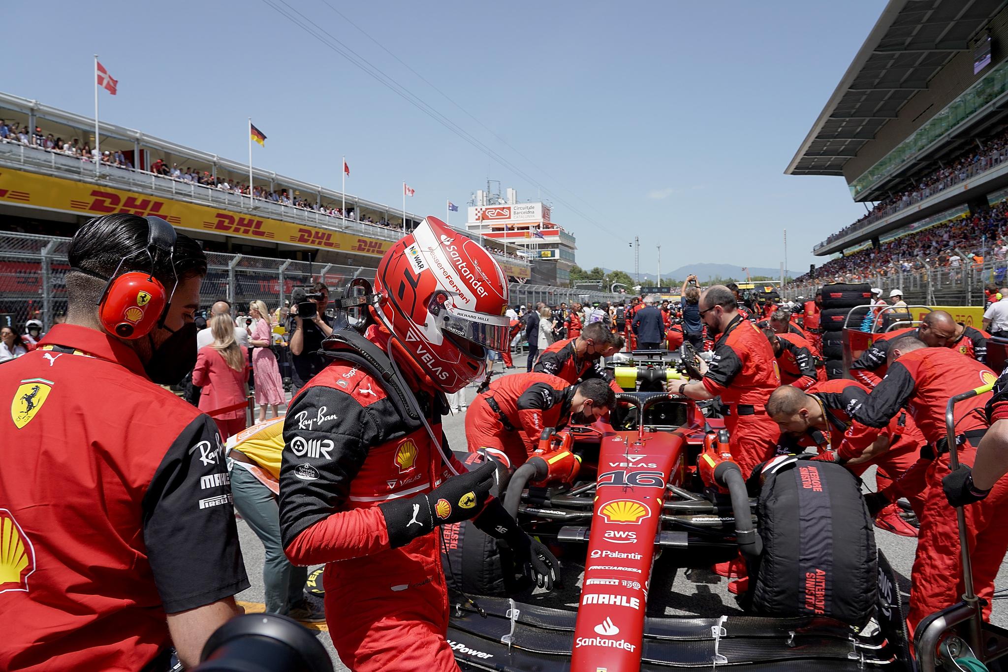FERRARISTER PÅ HODET: Ferrari har hatt mye motortrøbbel denne sesongen. Her er det Charles Leclerc som måtte kaste inn håndkleet tidlig i Barcelona.