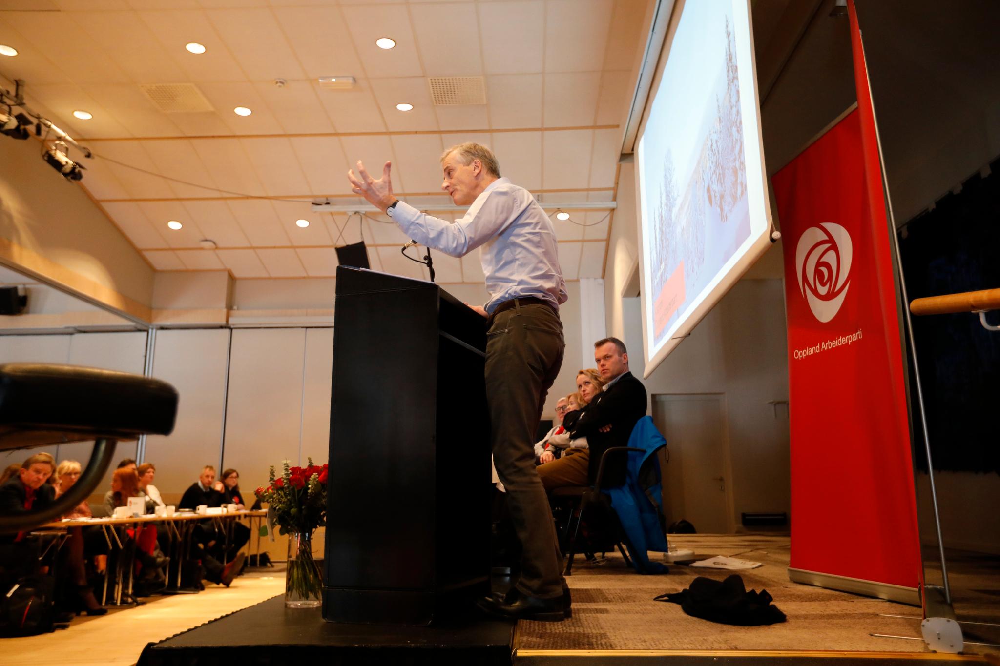 Jonas Gahr Støre på Oppland Aps årsmøte, der han kjemper mot et grasrotopprør mot Norges innlemmelse i 3. energipakke og medlemskap i energibyrået Acer.