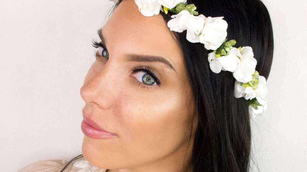 Makeup-artist Heidi Larsen har sminket seg med falske fregner for å få se fresh ut på sommeren.
