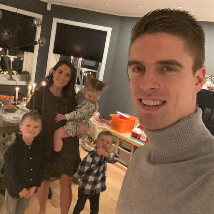 Familien: Markus «selfie» Henriksen i front. Kona Anne Helene Faanes Henriksen, sønnenen Lukas (6) og Ludvik (4), samt datteren Mathea (2). 