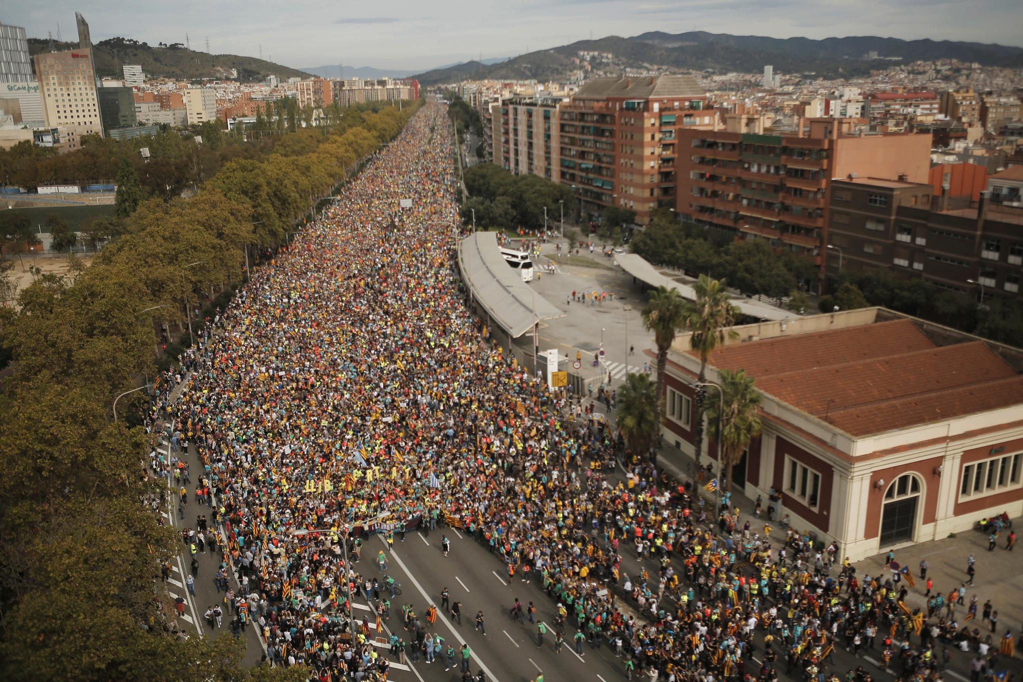 Titusenvis av demonstrerende mennesker marsjerte fredag ettermiddag inn mot sentrum av Barcelona.