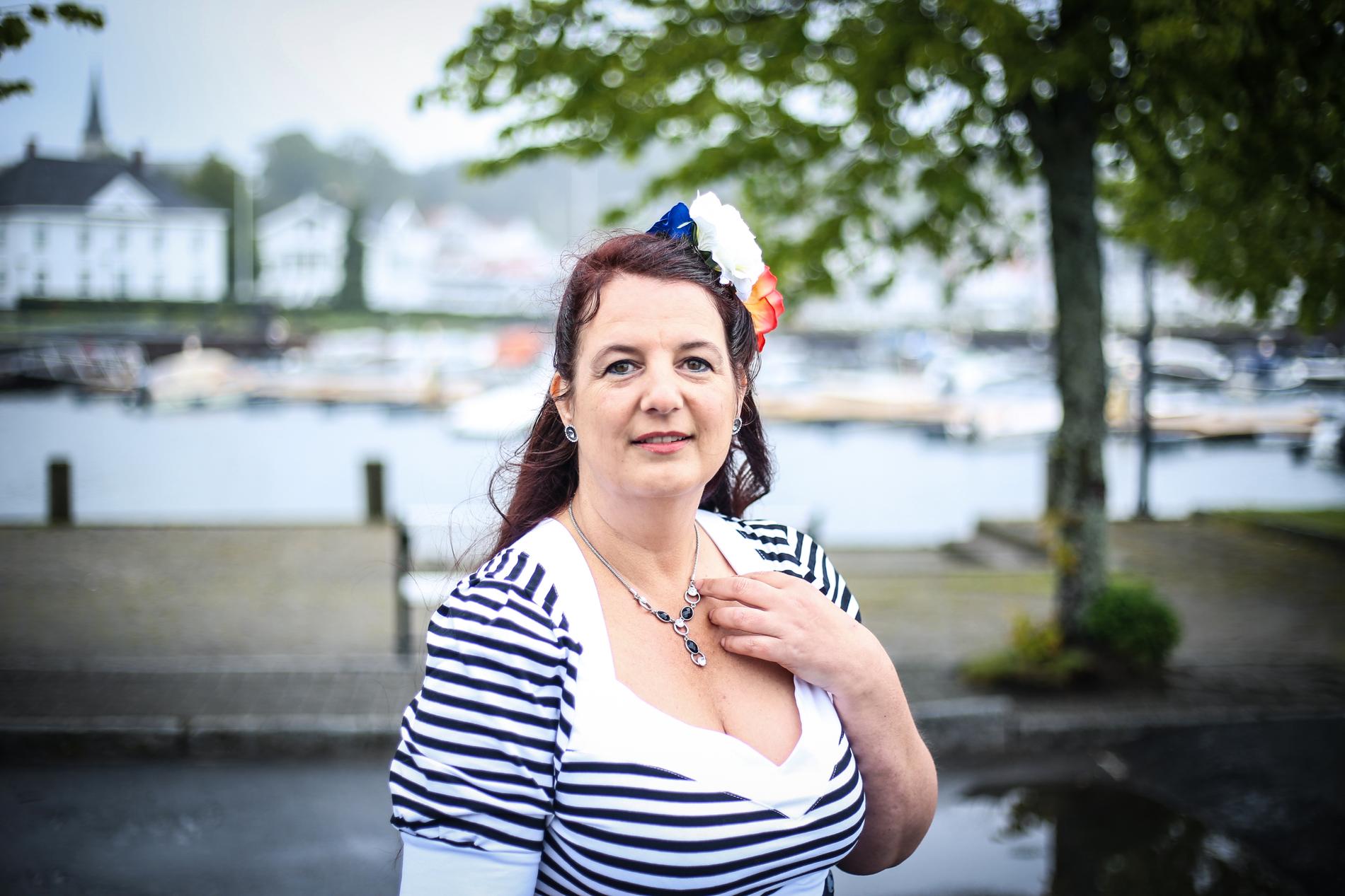 Eileen Eikaas (t.v.) fra Grimstad grugleder seg til årets kåring på lørdag. Det er første gangen hun deltar på Miss PinUp Norway.