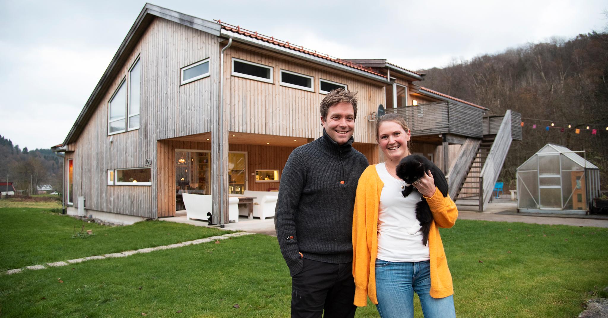 Ronny og Marianne Fredbo lever det gode liv på landet i sørlandsbyen Lyngdal.