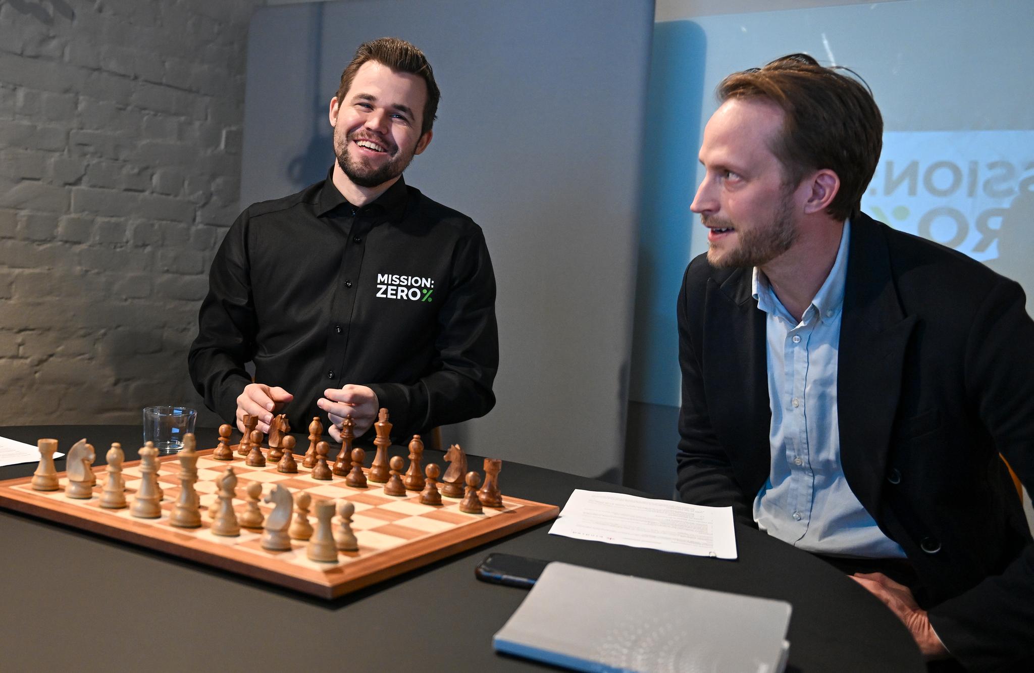 NY AVTALE: Magnus Carlsen sammen med CCO i Unibet Nils Andén i Oslo torsdag.