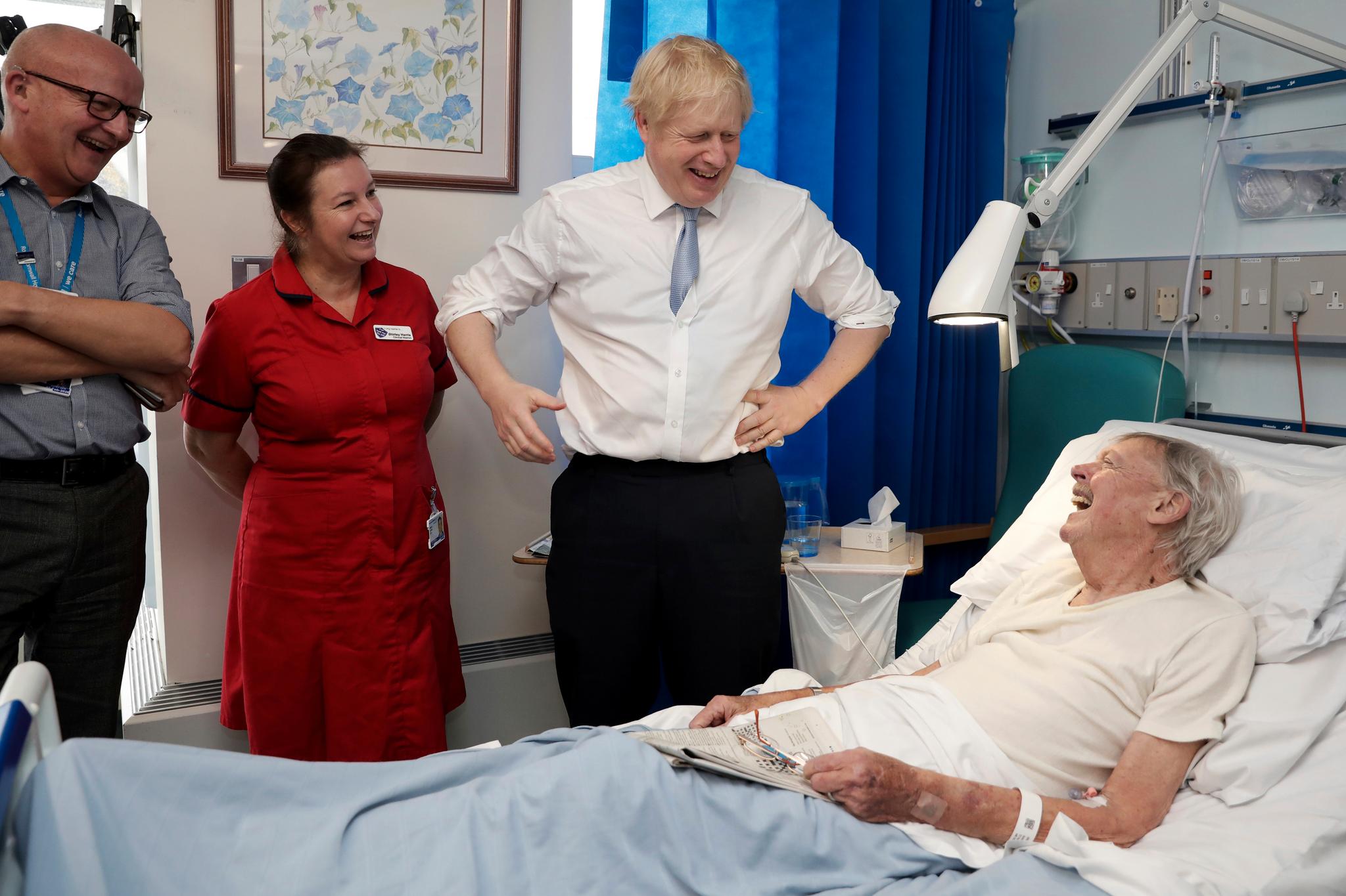 Statsminister Boris Johnson driver valgkamp på sykehus. Meningsmålingene tyder på at han vinner valget i desember. Men også han må be om unnskyldning for gamle uttalelser. 