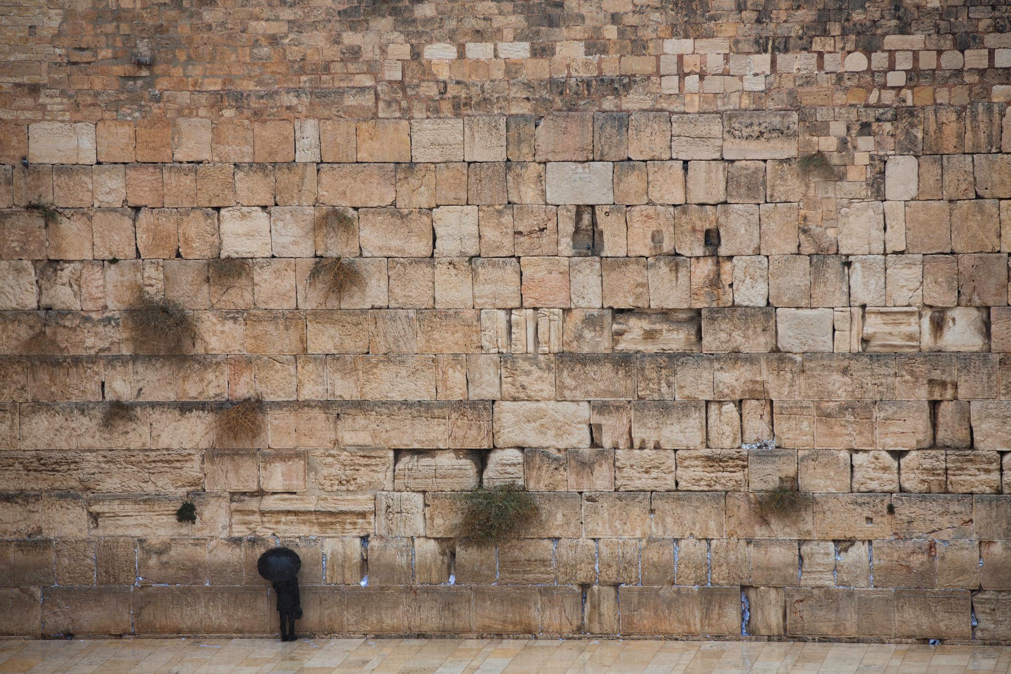 Klagemuren ligger i det okkuperte Øst-Jerusalem og er det helligste stedet i byen hvor jøder kan be. Foto: Oded Balilty / AP / NTB scanpix