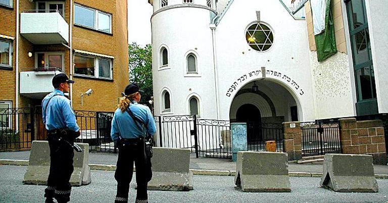 Oslo-politi foran synagogen i Bergstien. Det jødiske gudshuset har lenge måttet ha vakthold.