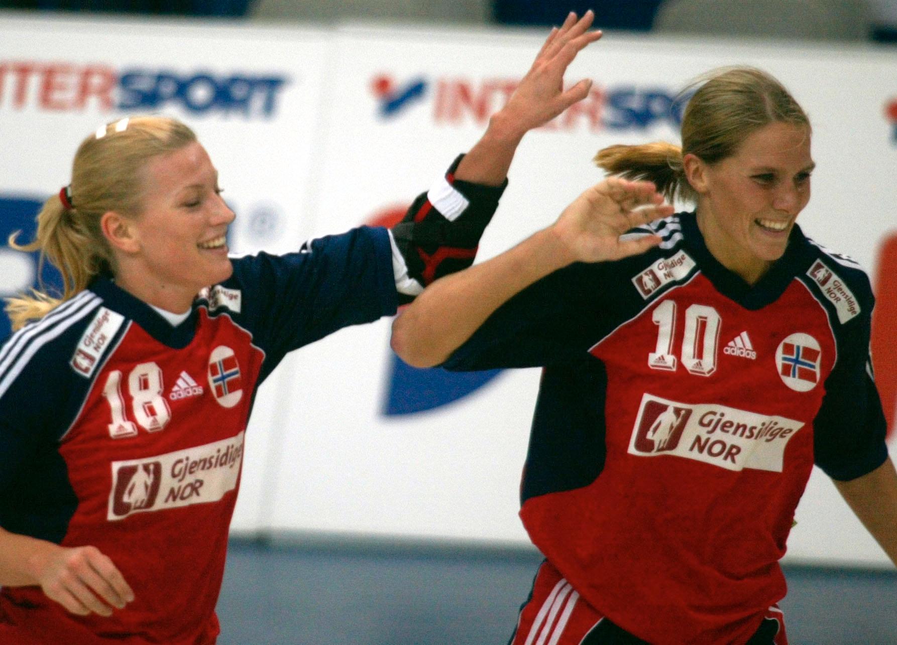 VM-håndball i Italia i 2001. Hanne Halén (t.v.) og Gro Hammerseng var på landslaget sammen.