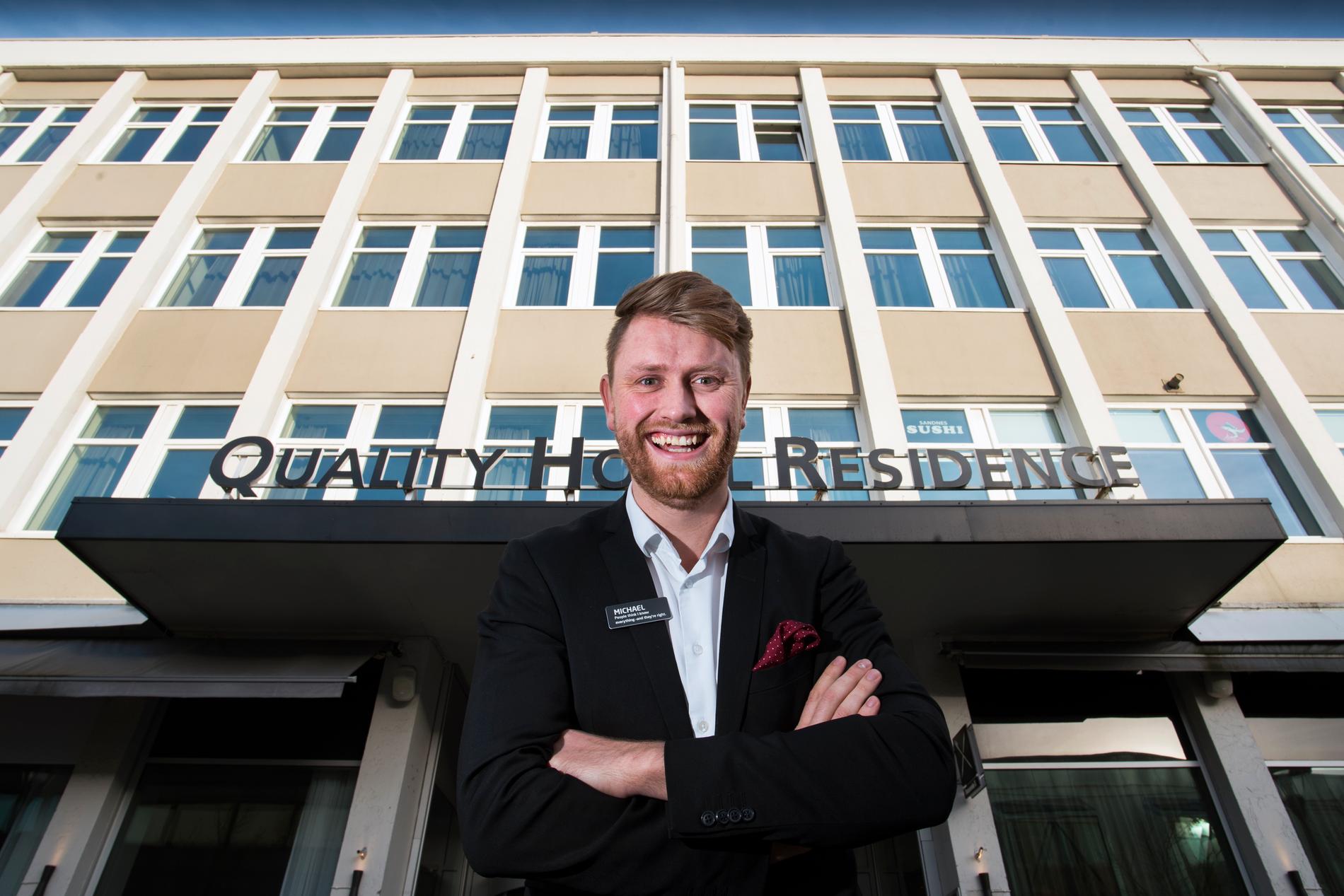  Michael Holm har klatret raskt i gradene. Nå er 26-åringen hotelldirektør ved Quality Hotel Residence i Sandnes. 