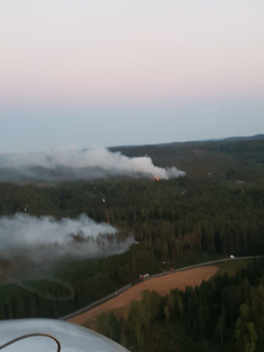 Dette bildet fra et skogbrannfly over Aremark ble lagt ut på Twitter av 110-sentralen litt før klokken 23.