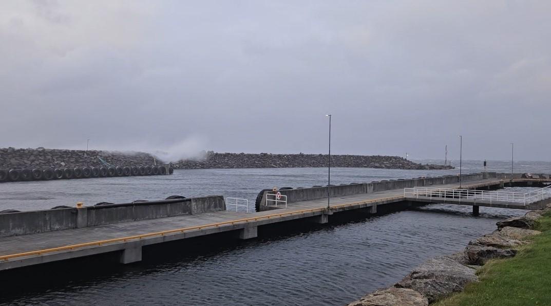 Det var mykje vind og sjø på Mortavika på onsdag. Øyposten er ikkje synske og kan derfor ikkje garantere at det blir likt på laurdag, men Meteorologisk institutt seier så. 
