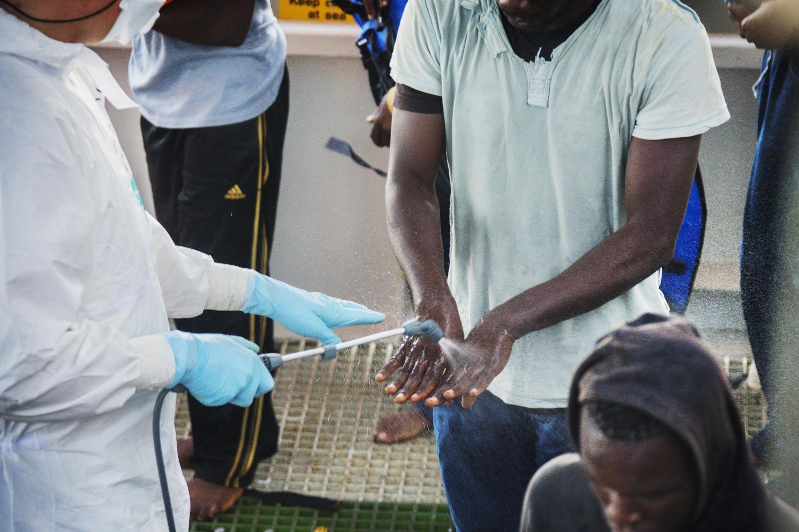 Mannskapet på «Siem Pilot» bruker litervis med desinfeksjonsvæsken Antibac. Alle flyktningene får hendene spritet idet de kommer om bord på redningsskipet, det er umulig å vite hva de har med seg av sykdommer. Flere har fått skabb i løpet av flyktningeruten gjennom ørkenen og over havet, andre kommer med tuberkulose eller malaria.