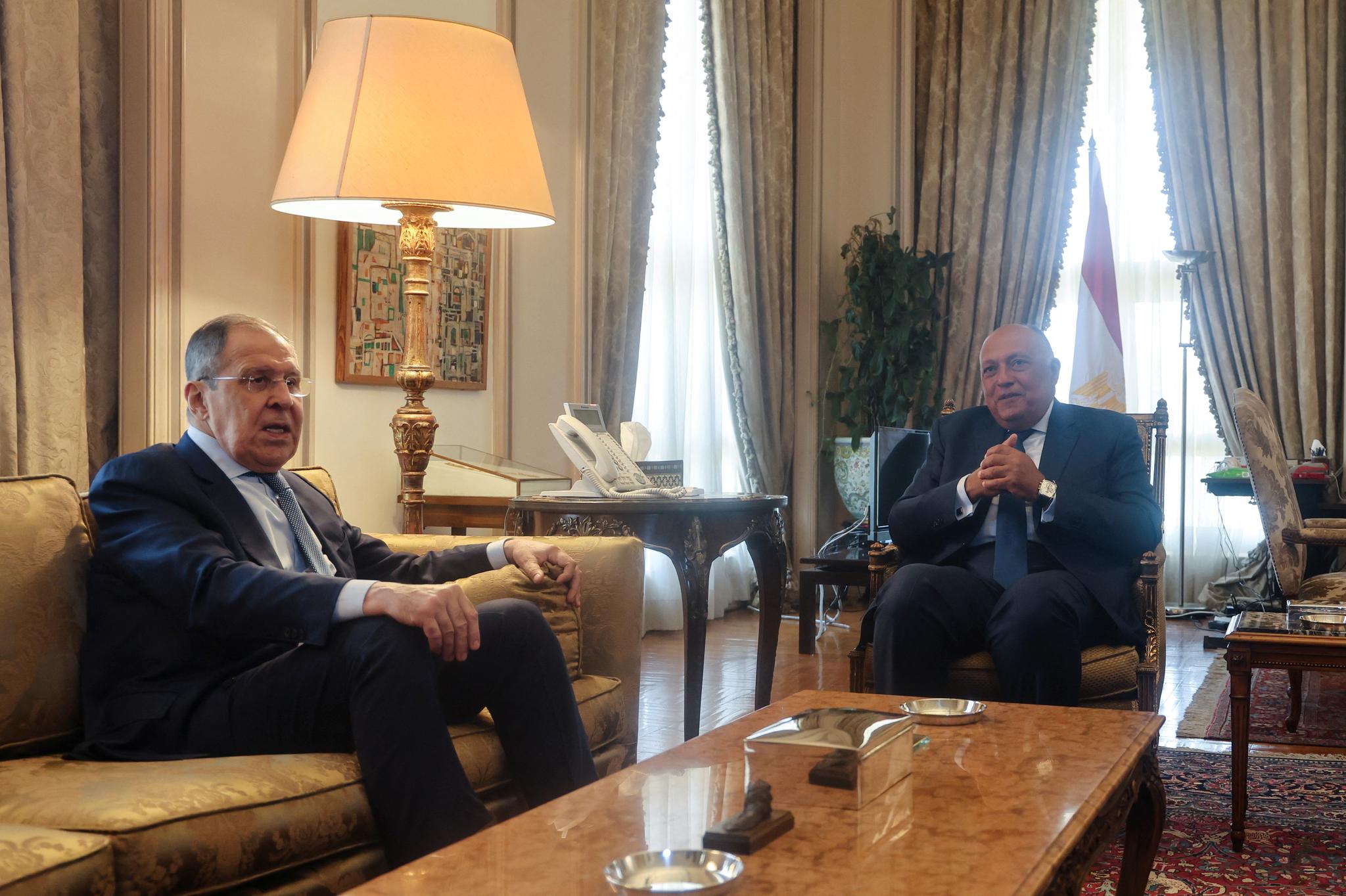 Sergej Lavrov i samtaler med den egyptiske utenriksministeren Sameh Shoukry i Kairo, søndag. 