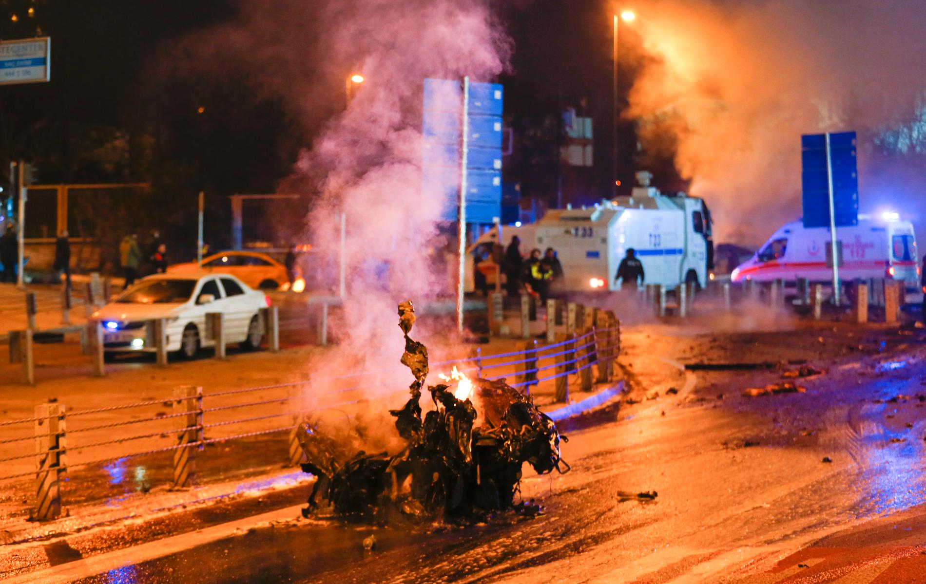 TERROR: Tyrkiske politifolk ser ut til å ha vært målet for den ene eksplosjonen i Istanbul lørdag kveld.