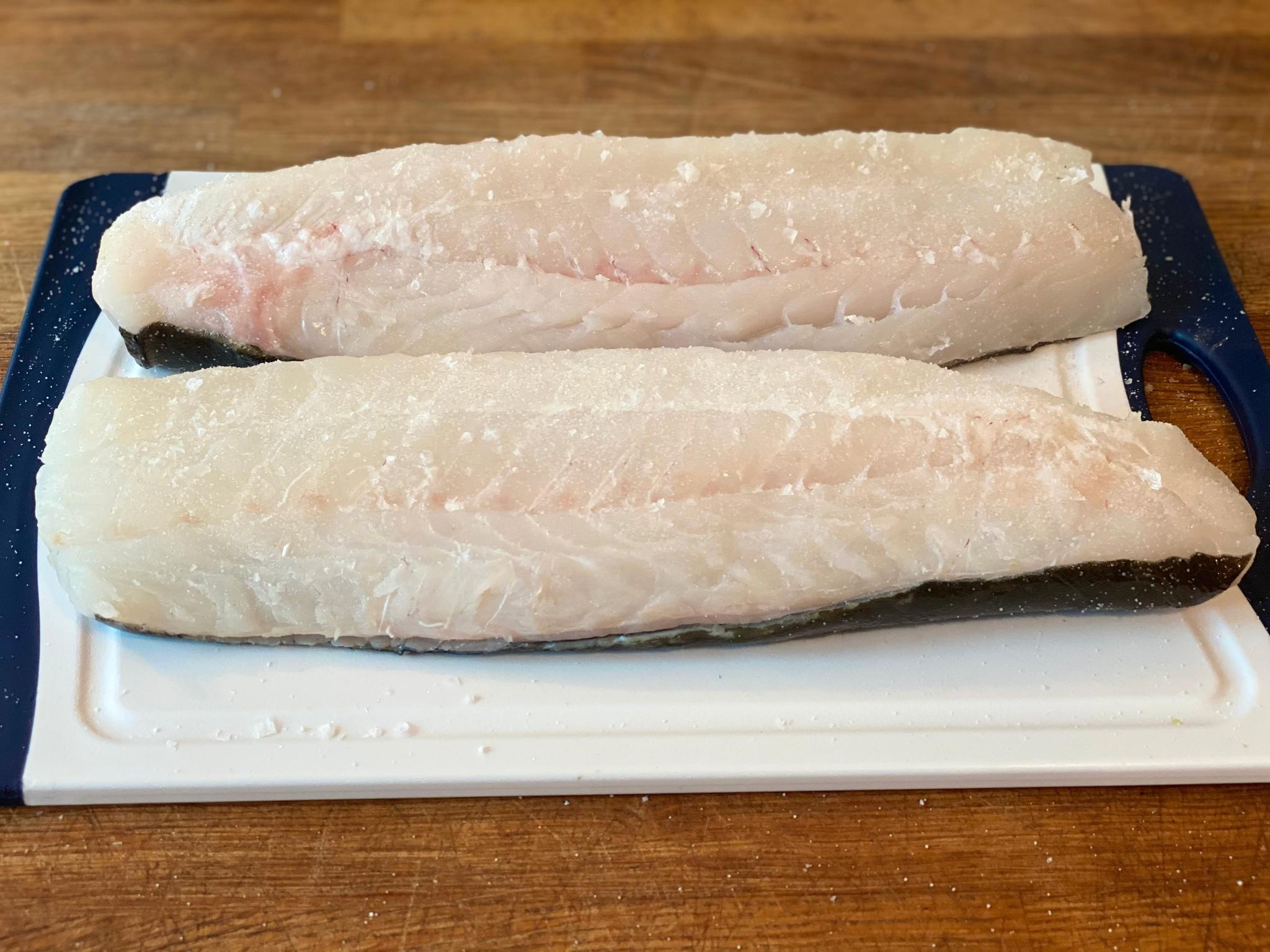 02. Se torsken, se torsken, se torsken. En feit og fin og norsk en. Ta ut fisken en time før den skal inn i ovnen og strø salt over. 