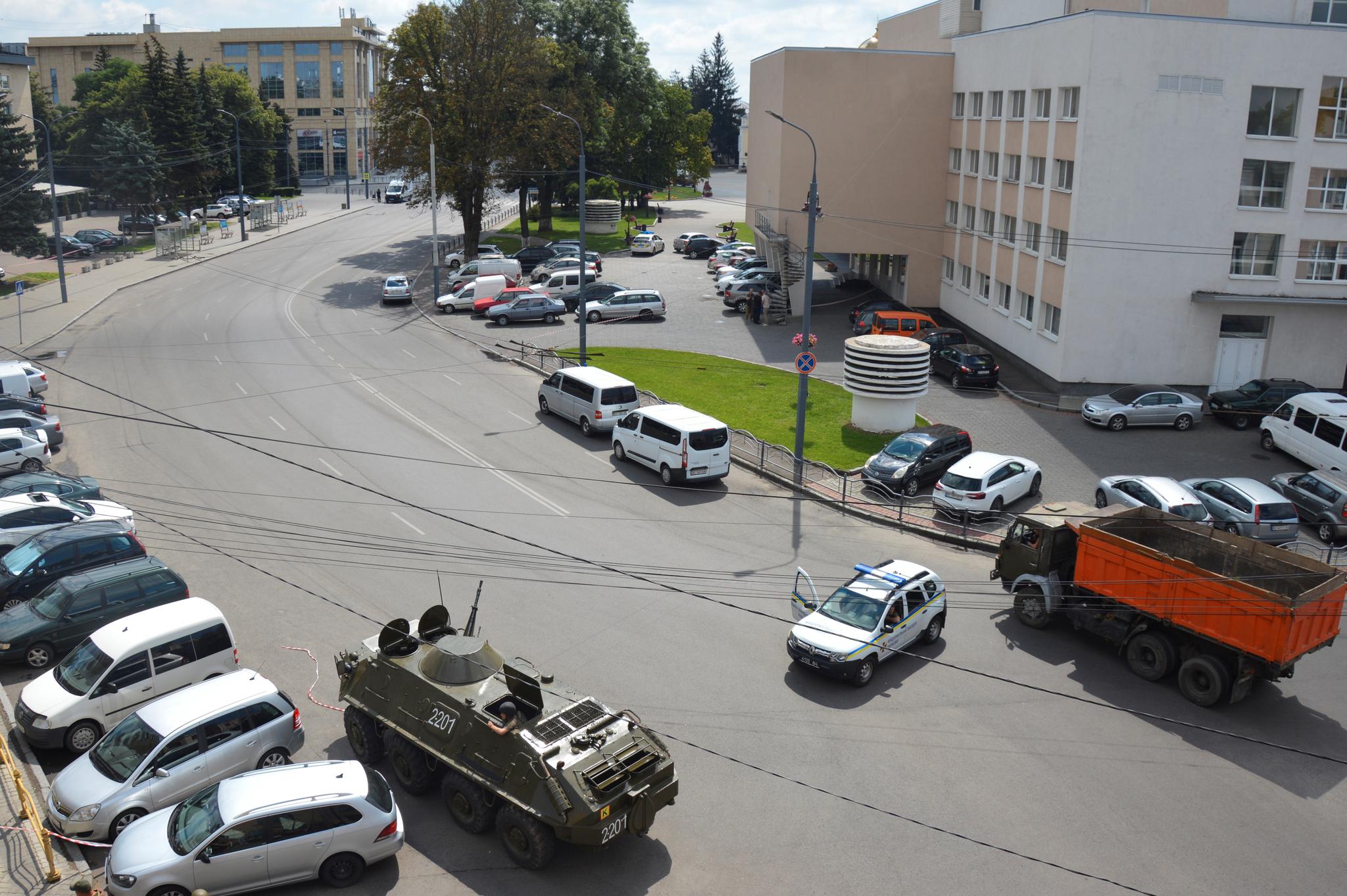 Politiet har fått bistand fra sikkerhetsstyrker med pansrede kjøretøyer