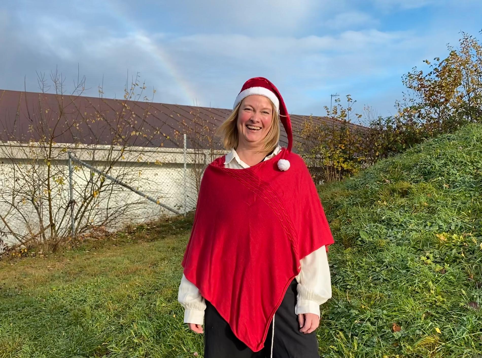 Brenda Talgø Kolstadløkken ved Finnøy kyrkjekontor ønsker å spre julestemning.