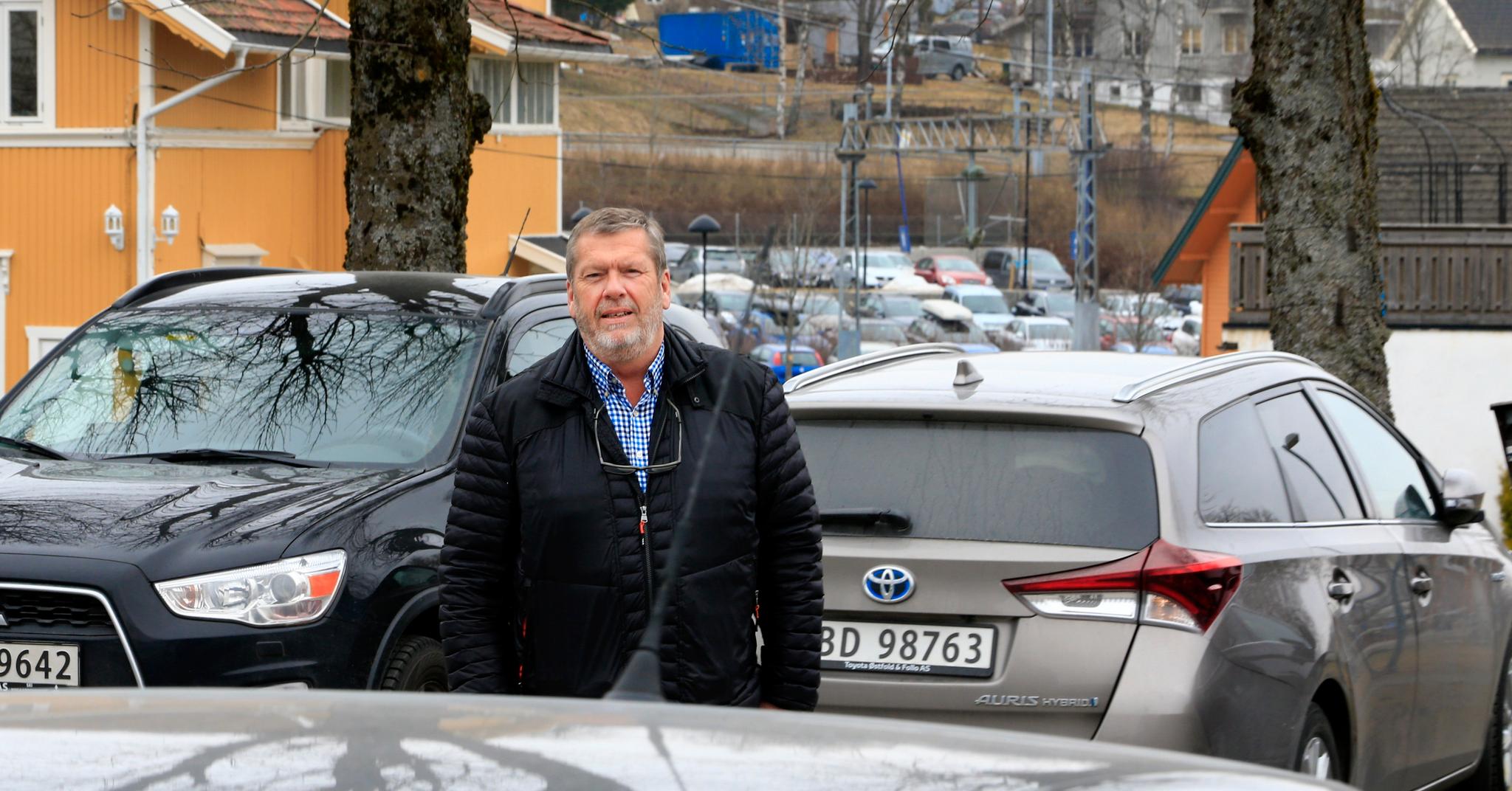 – Vi bygger mange boliger i sentrum, som gir mindre behov for parkering. Men allerede i dag sliter jeg med å finne parkeringsplass. Vi klarer ikke å lage et samfunn her uten biler, sier ordfører Tom Arne Ludvigsen (Ap) i Follo-kommunen Vestby.
