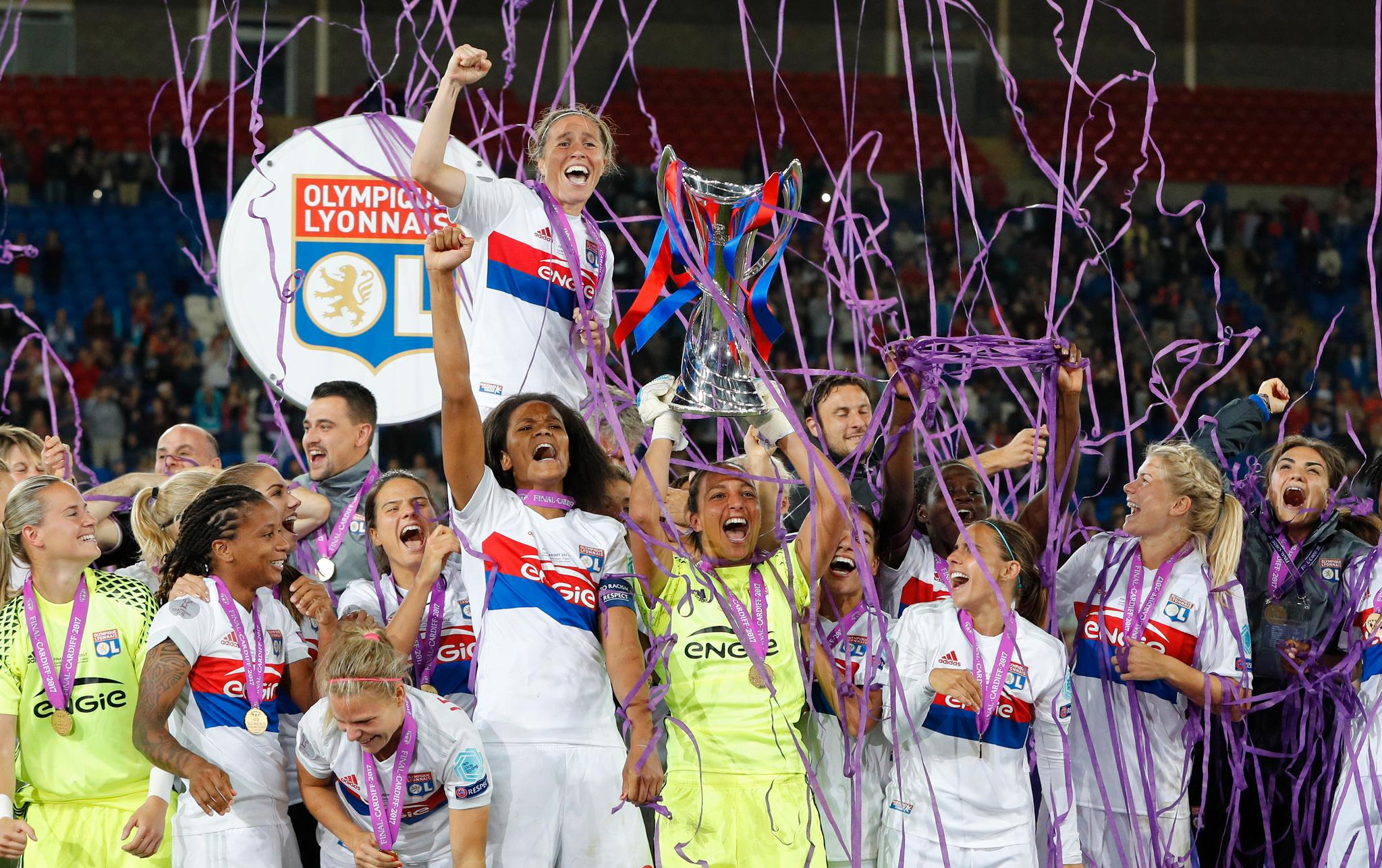 Ada Hegerberg (nede til høyre) feirer Champions League-triumfen sammen med lagvenninnene i Lyon.