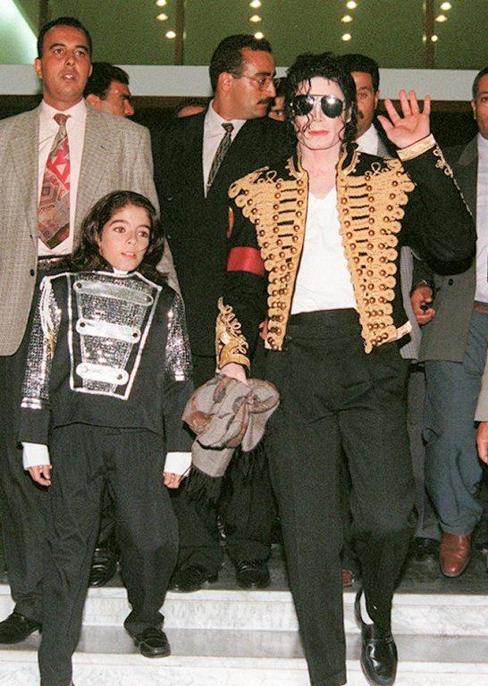 &lt;b&gt;Første møte. &lt;/b&gt; Omer Bhatti og Michael Jackson møtte hverandre for første gang i Tunisia i 1996, men nå hevder Jackson at han er Omers far.
