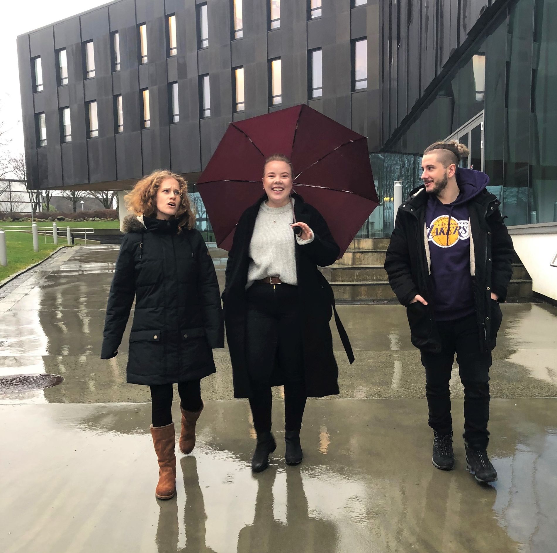 Fra venstre: Laura Reffier, Jenny Mathilde Dyrkorn og Nikola Lero lot ikke været legge en demper på humøret første skoledag. Dyrkorn viste at hun har erfaring med vestlandsvær, da hun var eneste med paraply.