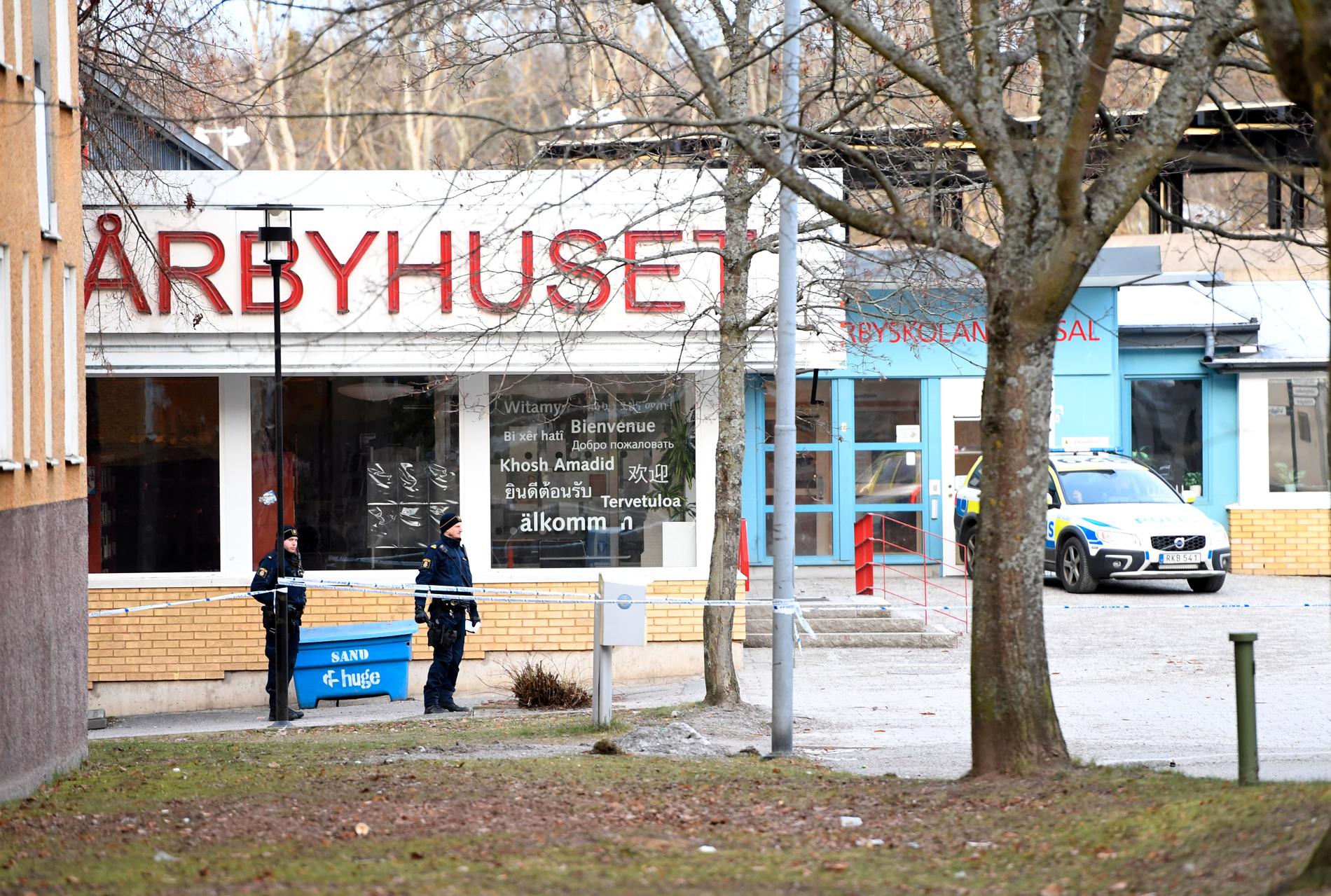 ÅSTEDET: Politifolk ved stedet der en eksplosjon ble utløst ved Vårby Gård utenfor Stockholm.