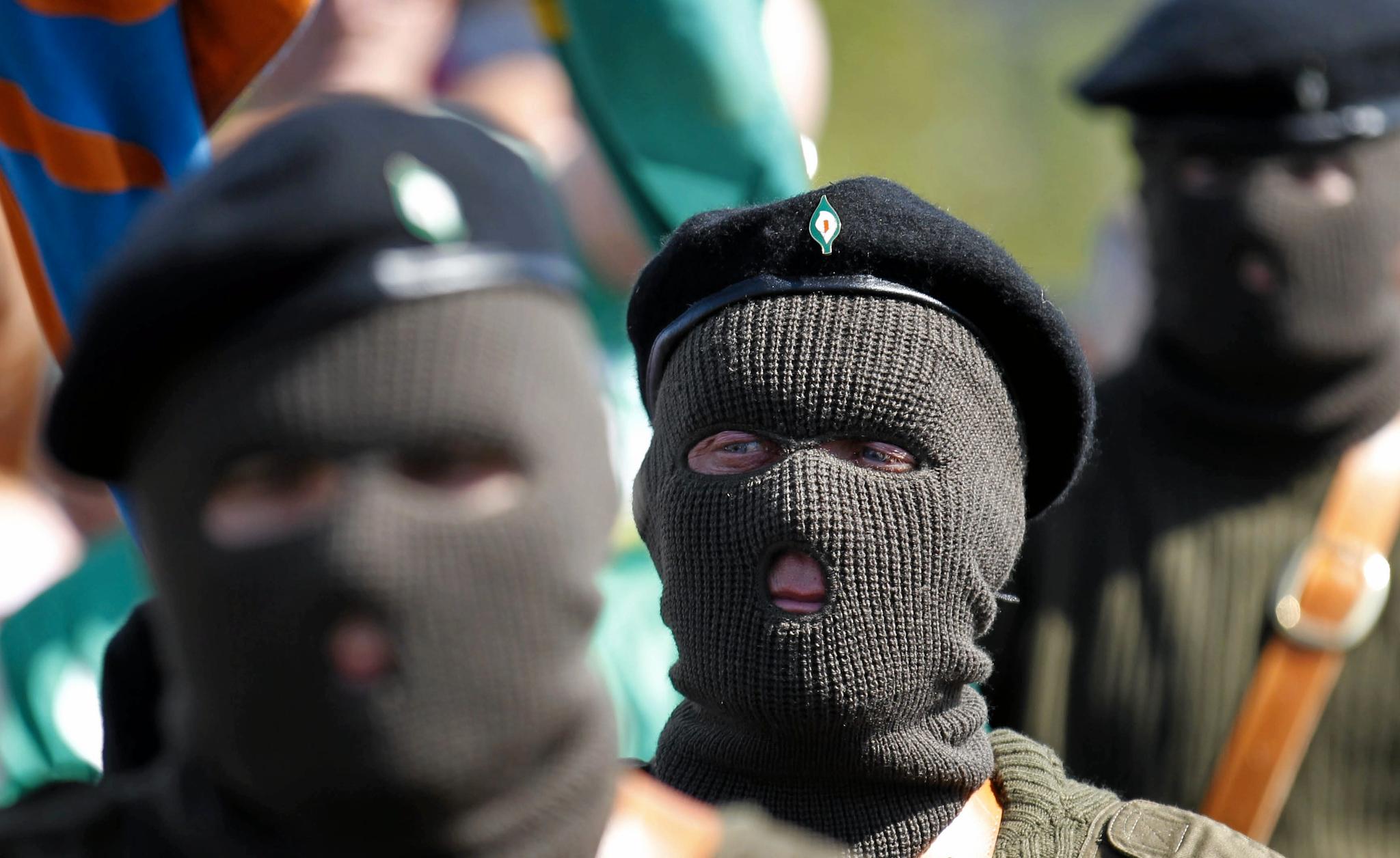 The Real IRA er en av gruppene som utgjør det nye IRA. Bildet er fra 2011, og viser medlemmer av The Real IRA på en minnemarkering for det seks dager lange Påskeopprøret mot det britiske styret i Irland i 1916.