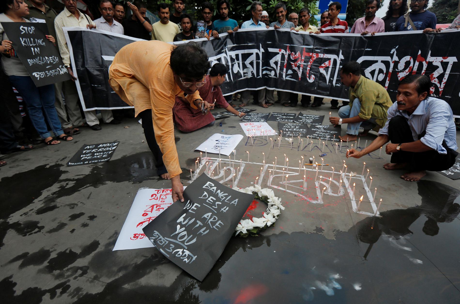 MINNEMARKERING: Folk i Kolkata (tidligere Calcutta), den nærmeste nabo-storbyen til Dhaka, markerte ofrene lørdag.