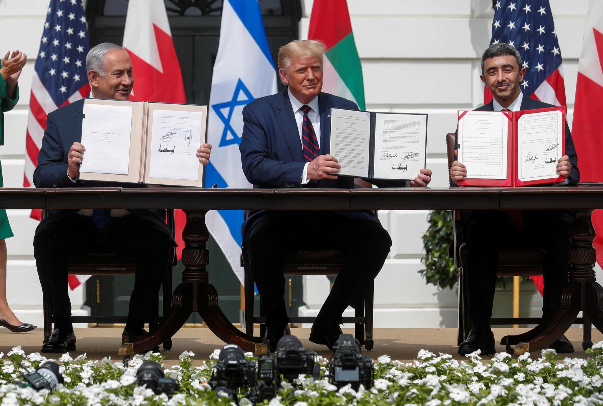 Israels statsminister Benjamin Netanyahu (f.v.), USAs president Donald Trump og Emiratenes utenriksminister Abdullah bin Zayed da de 15. september underskrev avtalen om diplomatiske relasjoner. Foto: Tom Brenner, Reuters/NTB