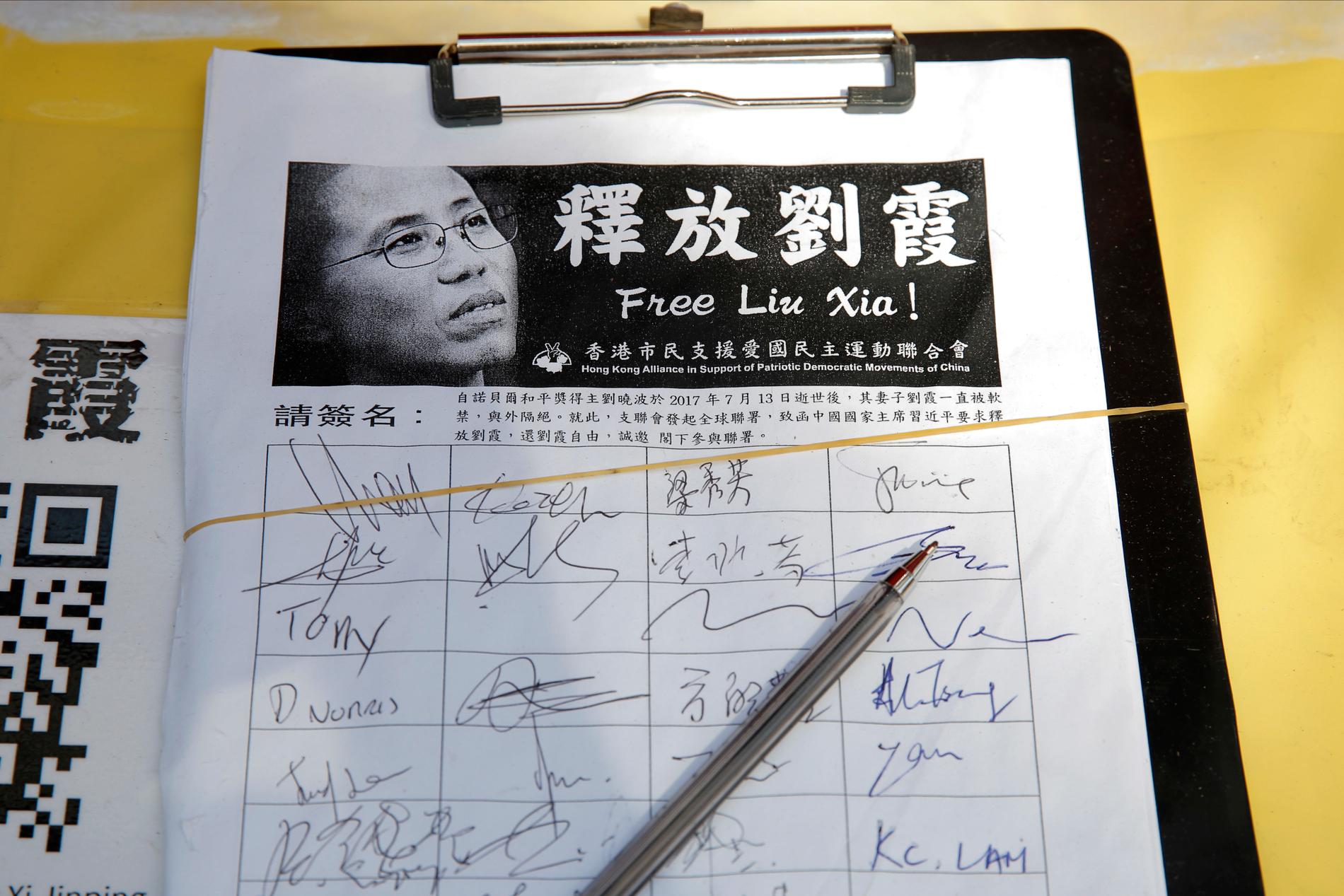 Demokratiaktivister i Hongkong feirer tirsdag at Liu Xia har fått lov til å forlate Kina. Her fra en underskriftskampanje. Foto: Kin Cheung / AP / NTB scanpix